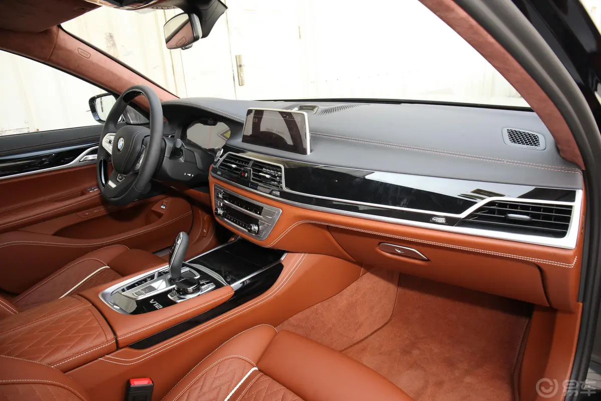 宝马7系改款 M760Li xDrive V12 豪华套装内饰全景副驾驶员方向