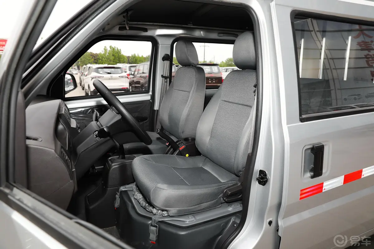 五菱荣光1.5L 手动 加长基本型 封窗车 5座 国VI驾驶员座椅