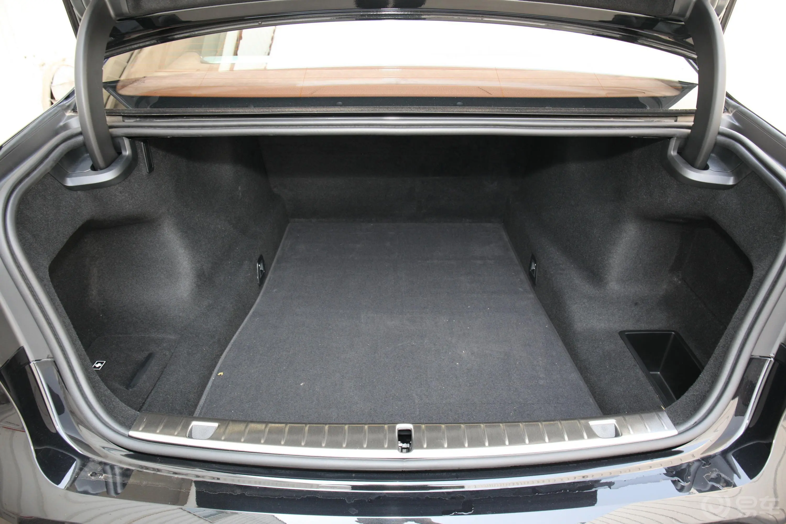 宝马7系改款 M760Li xDrive V12 豪华套装后备厢空间特写