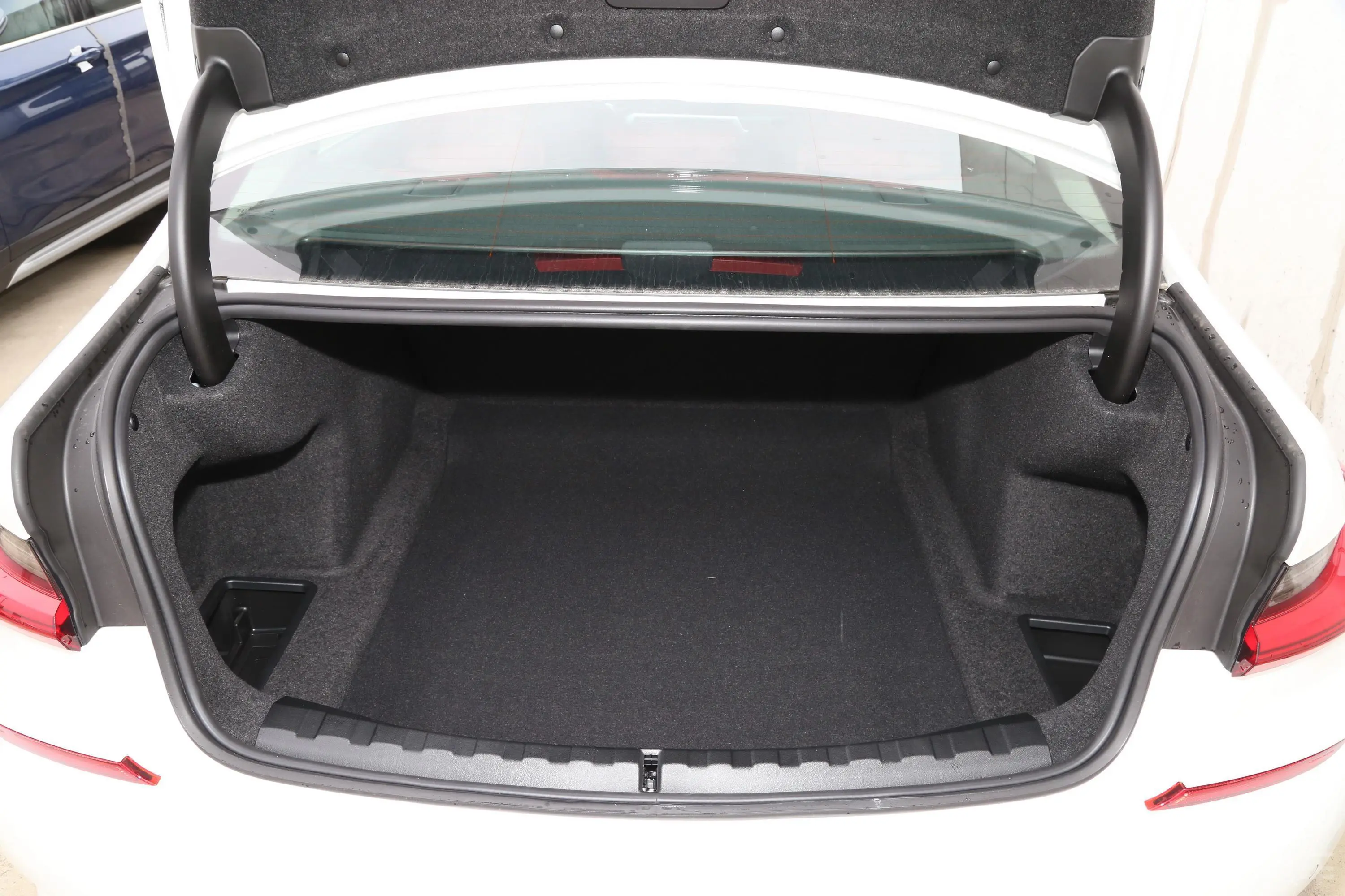 宝马3系改款2 325Li xDrive M运动套装后备厢空间特写
