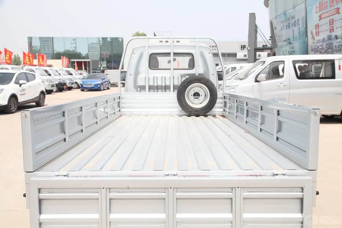 神骐T201.6L 手动 单排标准式运输车 标准型 CNG 国VI后备厢空间特写