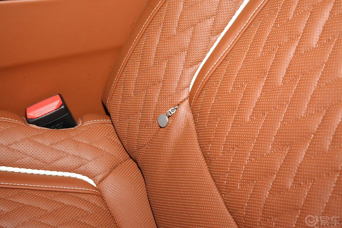 宝马7系改款 M760Li xDrive V12 豪华套装儿童座椅接口