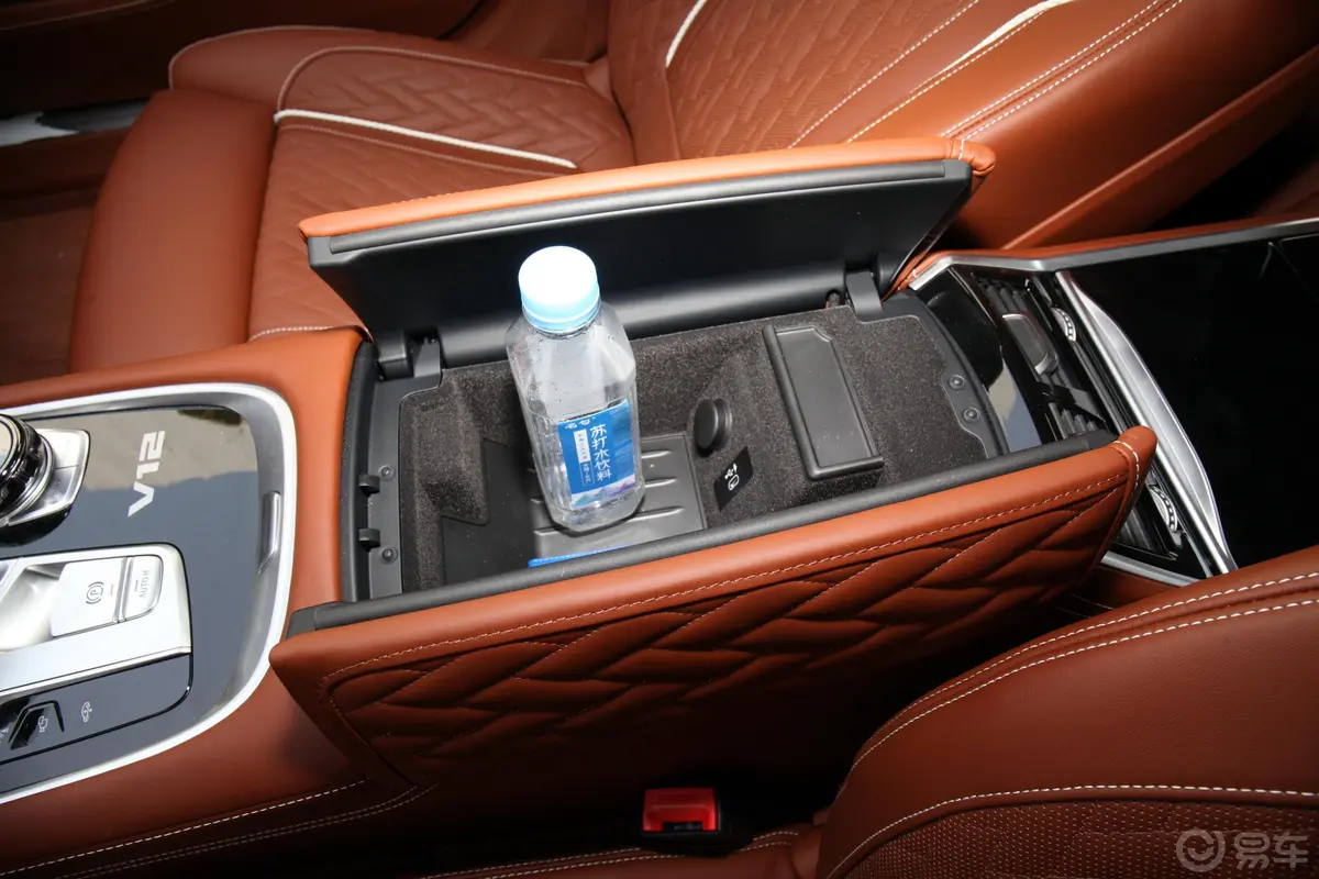 宝马7系改款 M760Li xDrive V12 豪华套装前排扶手箱储物格