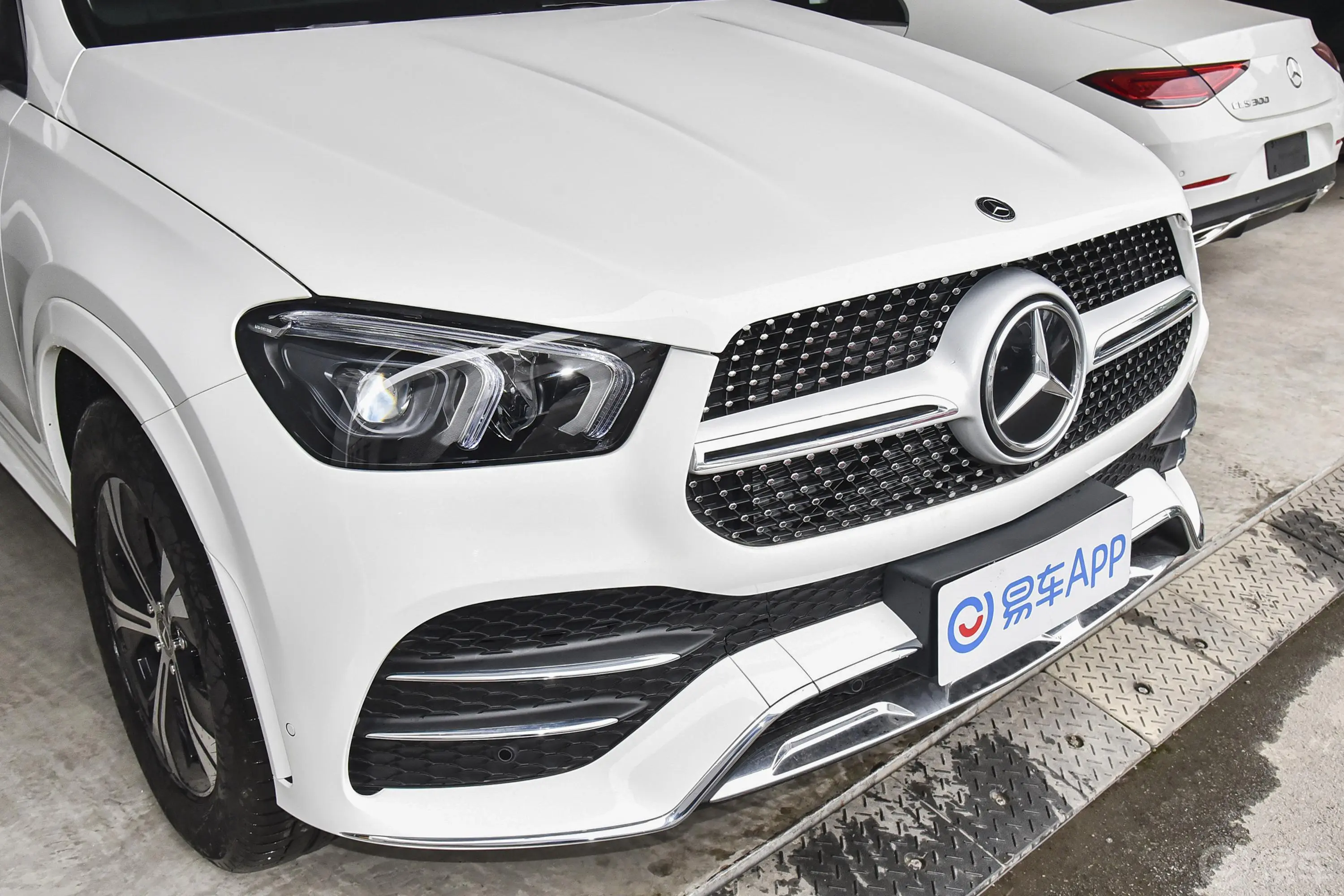 奔驰GLE轿跑GLE 350 4MATIC 轿跑SUV 时尚型前格栅侧俯拍