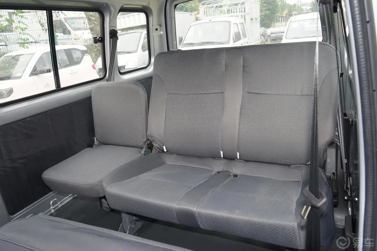 五菱荣光1.5L 手动 加长标准型(空调版) 7座 国VI第三排座椅