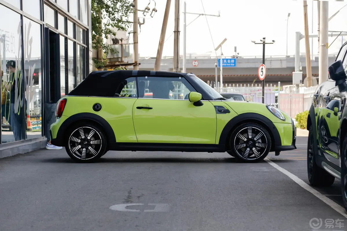 MINI CABRIO2.0T COOPER S CABRIO Sidewalk正侧车头向右水平