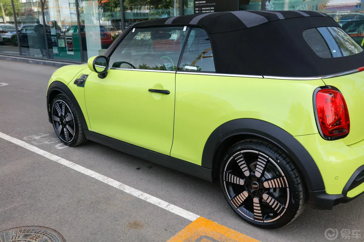 MINI CABRIO2.0T COOPER S CABRIO Sidewalk外观