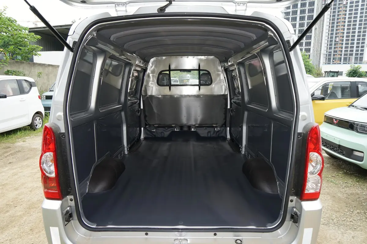 五菱荣光1.5L 手动 加长标准型 封窗车(空调版) 2座 国VI后备厢空间特写