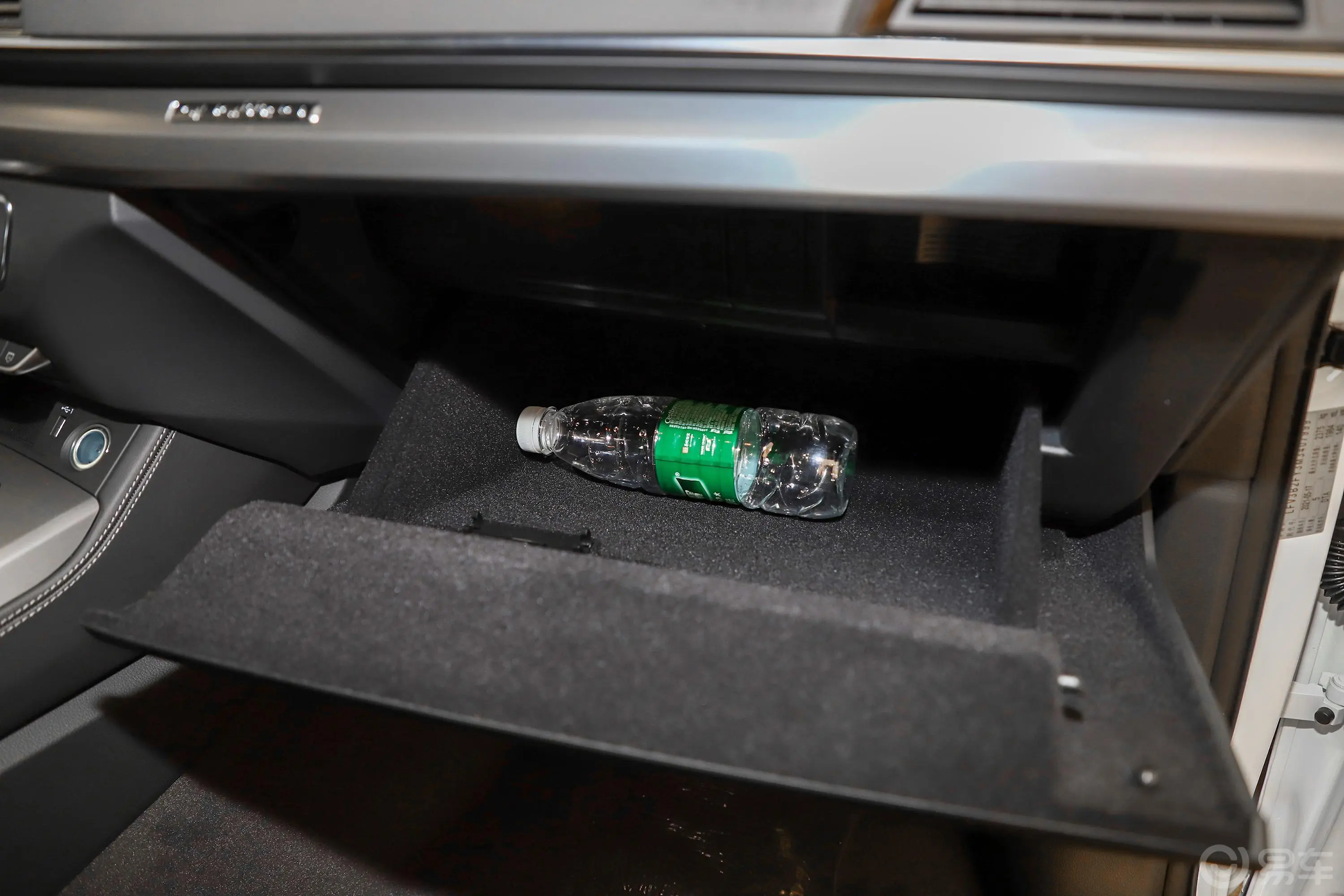 奥迪Q5L40 TFSI 时尚动感型手套箱空间水瓶横置