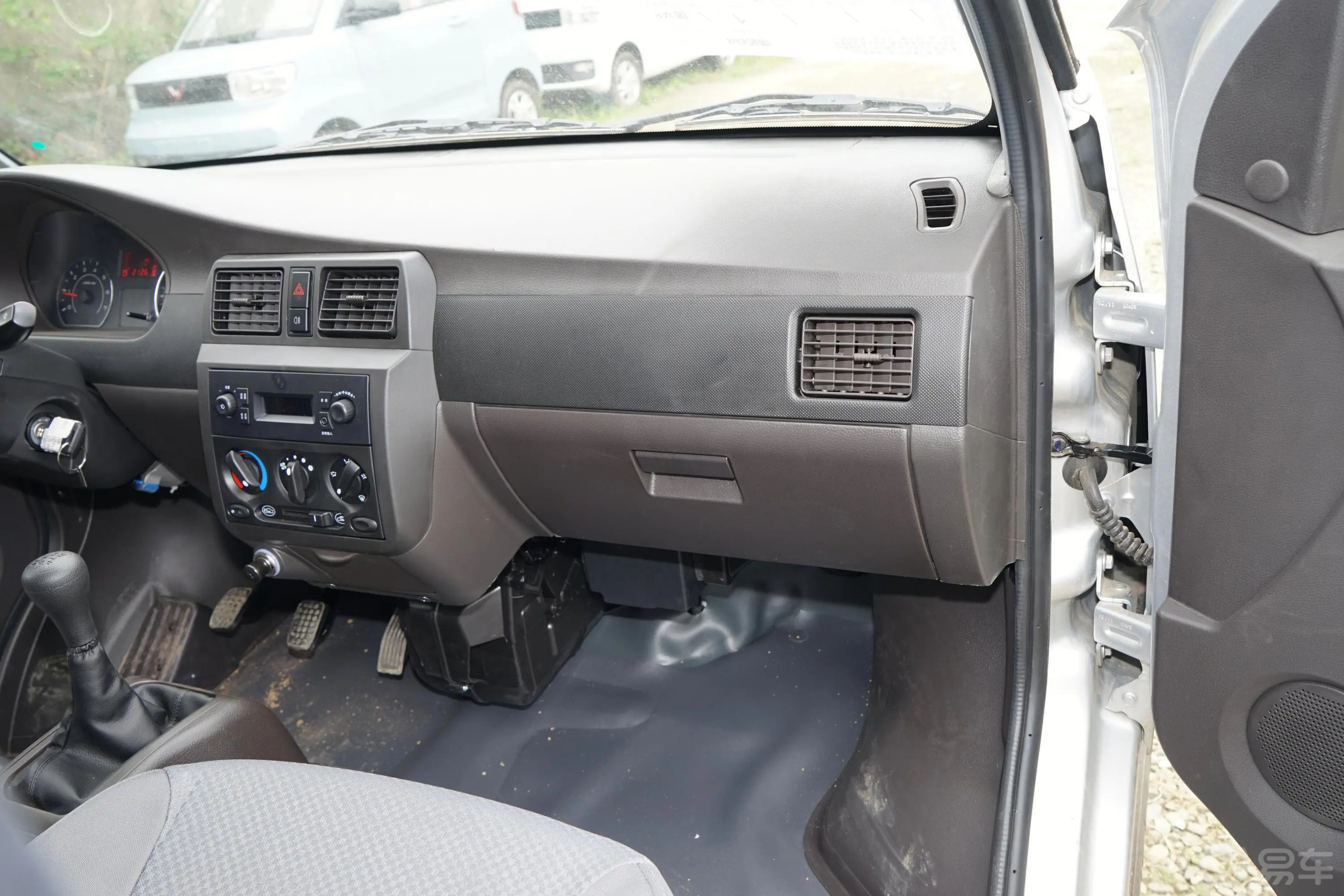 五菱荣光1.5L 手动 加长标准型 封窗车(空调版) 2座 国VI副驾驶位区域