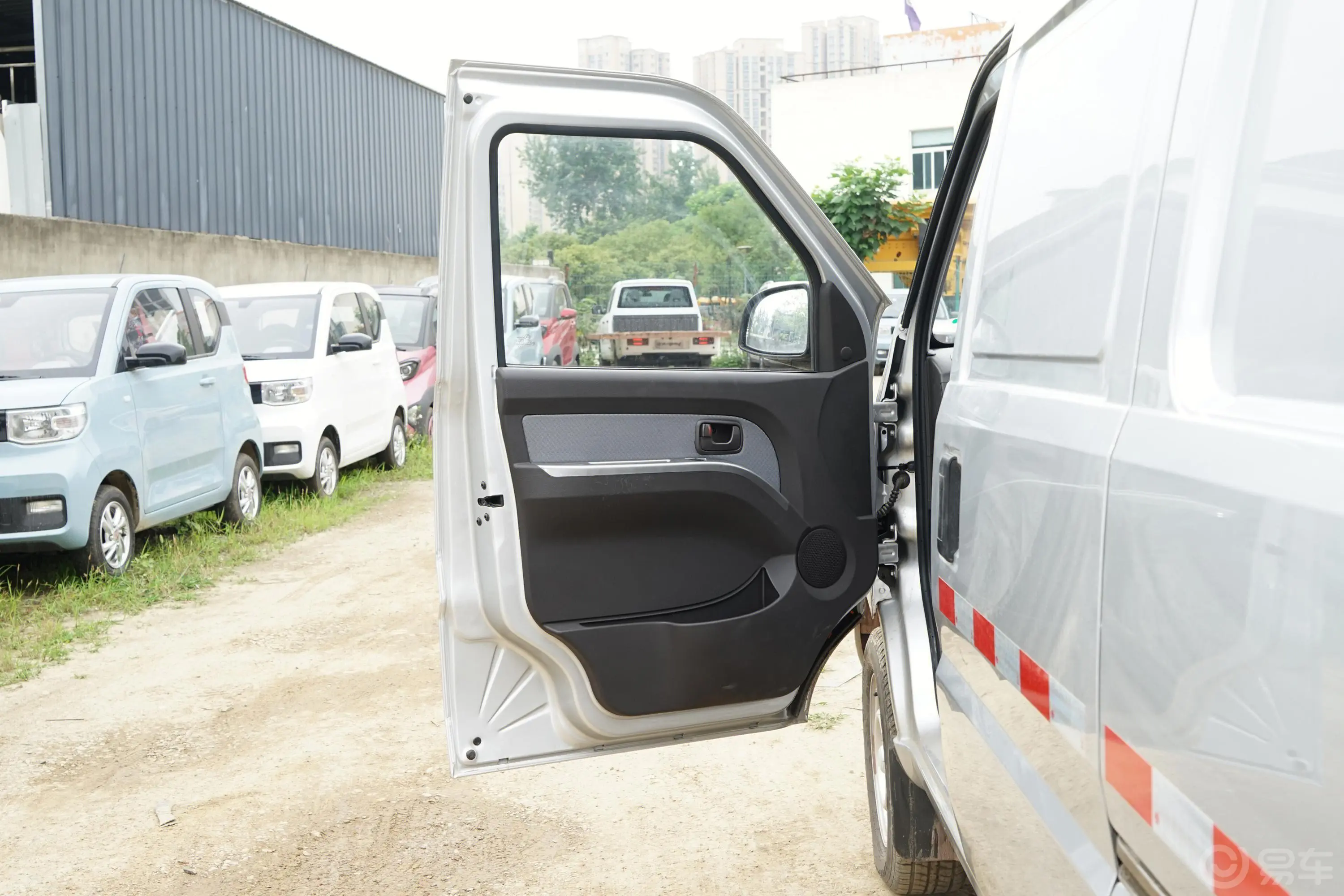 五菱荣光1.5L 手动 加长标准型 封窗车(空调版) 2座 国VI驾驶员侧前车门