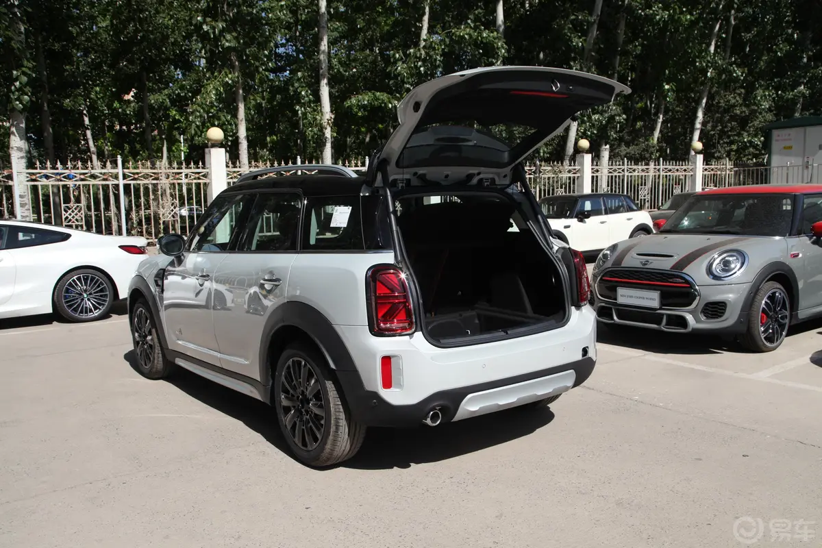 MINI COUNTRYMAN1.5T COOPER ALL4 鉴赏家后备厢开启45度侧拍