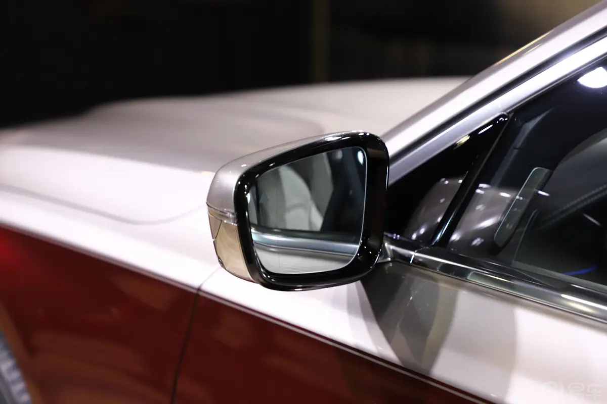 宝马7系M760Li xDrive V12 耀影特别版后视镜镜面