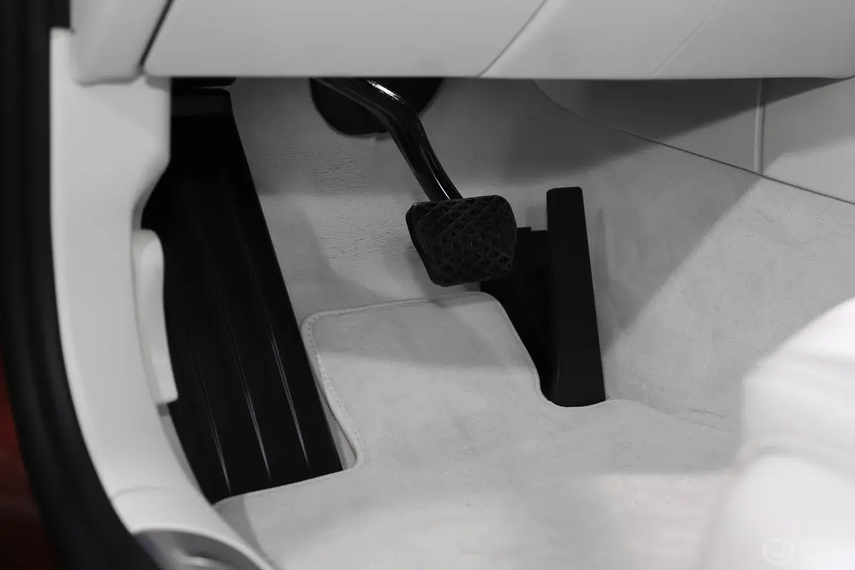 宝马7系M760Li xDrive V12 耀影特别版脚踏板