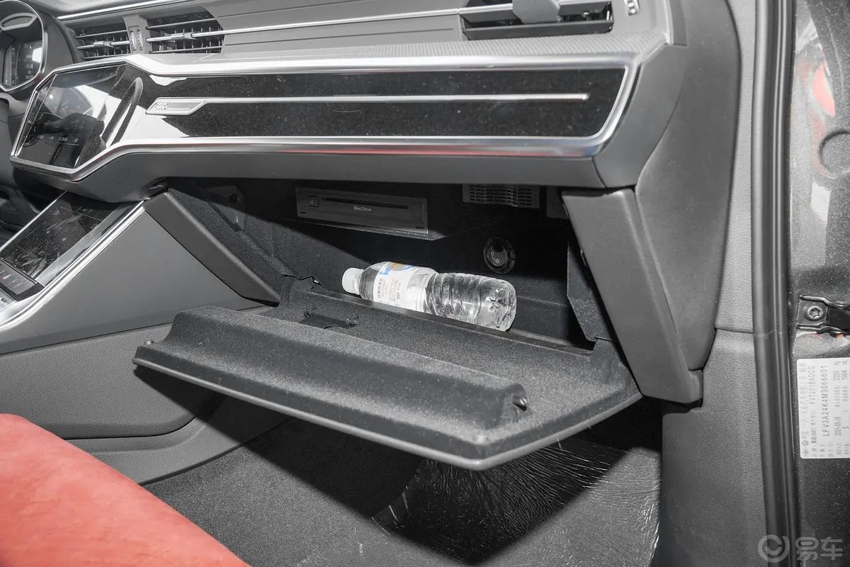 奥迪A6L45 TFSI 进享人生版手套箱空间水瓶横置