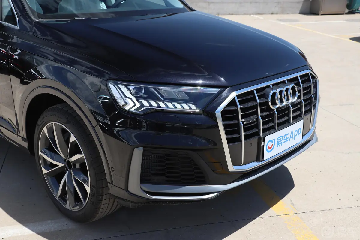 奥迪Q755 TFSI quattro S line 运动型前格栅侧俯拍