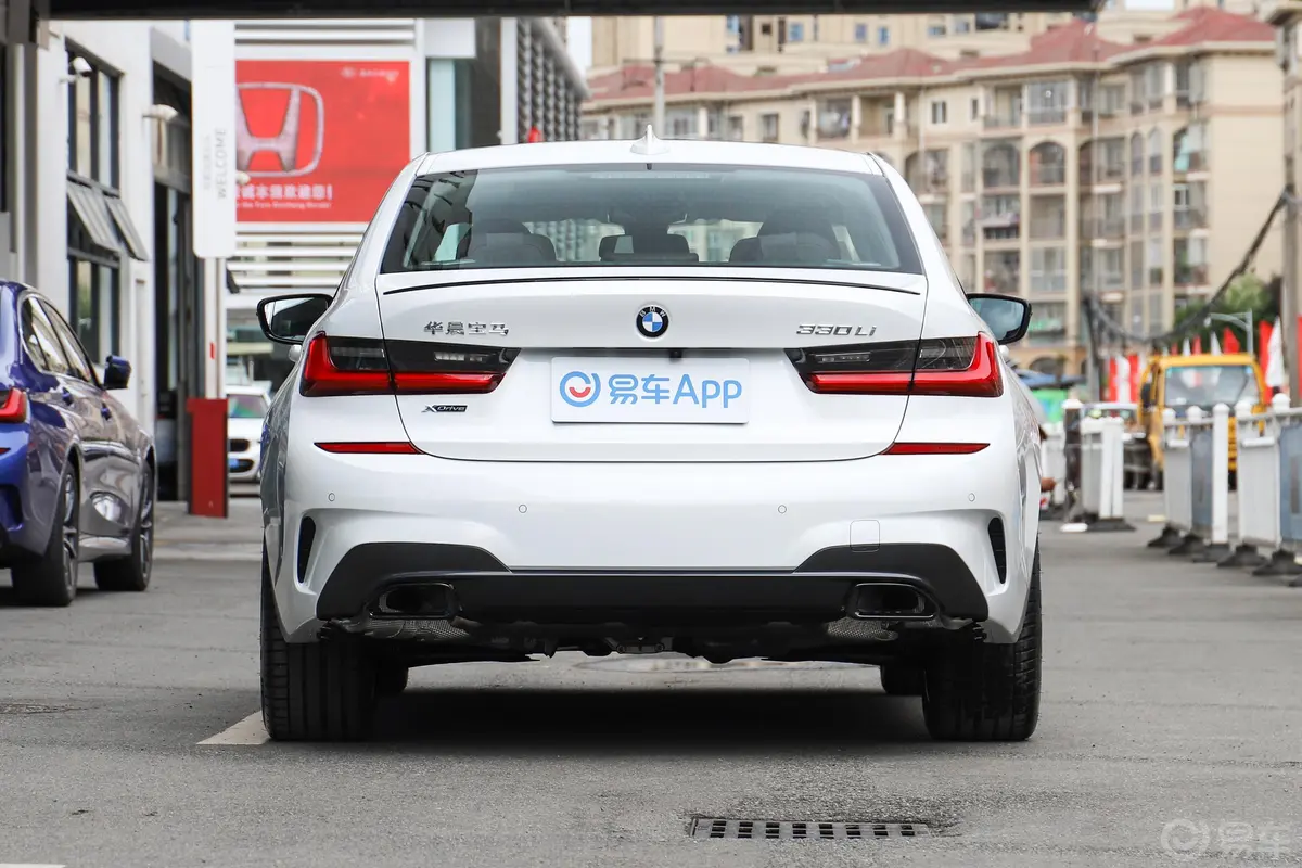 宝马3系改款2 330Li xDrive M运动曜夜套装正后水平