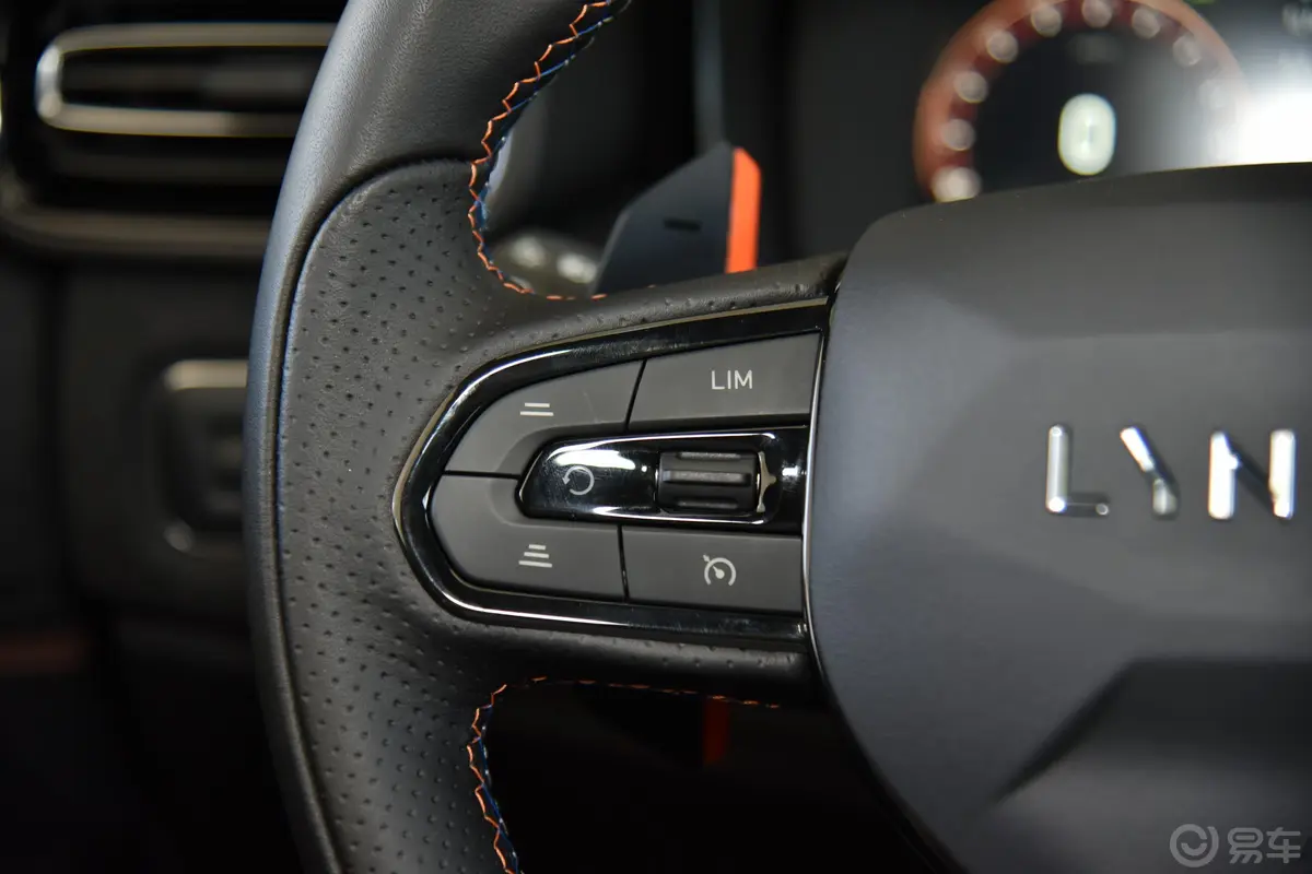 领克02 Hatchback2.0TD 自动Halo驾控套件版左侧方向盘功能按键