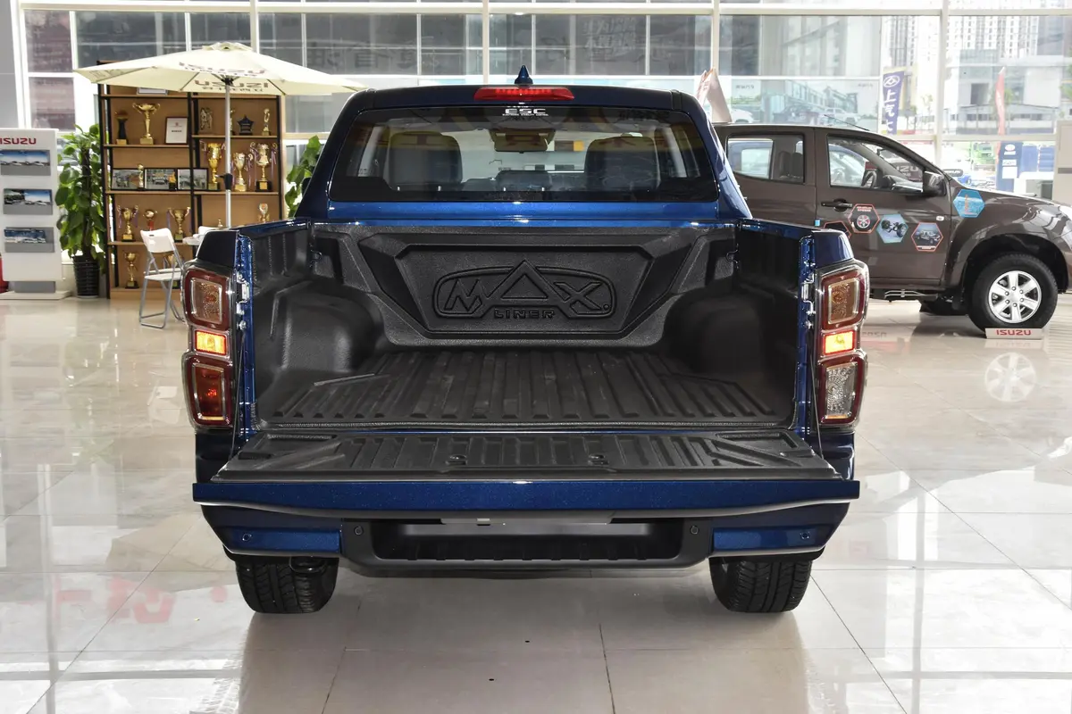 D-MAX1.9T 手动四驱Global劲动型后备厢