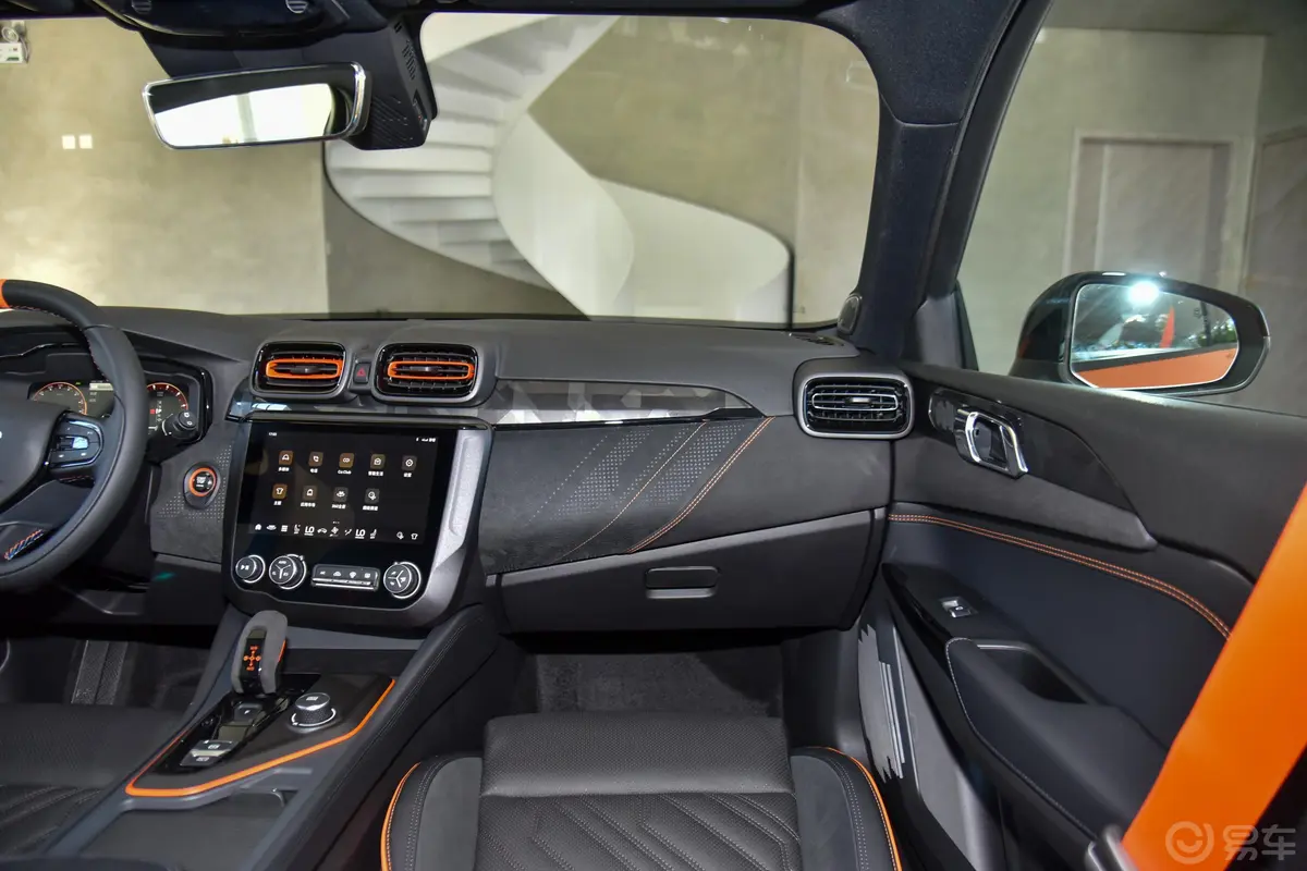 领克02 Hatchback2.0TD 自动Halo驾控套件版副驾驶位区域