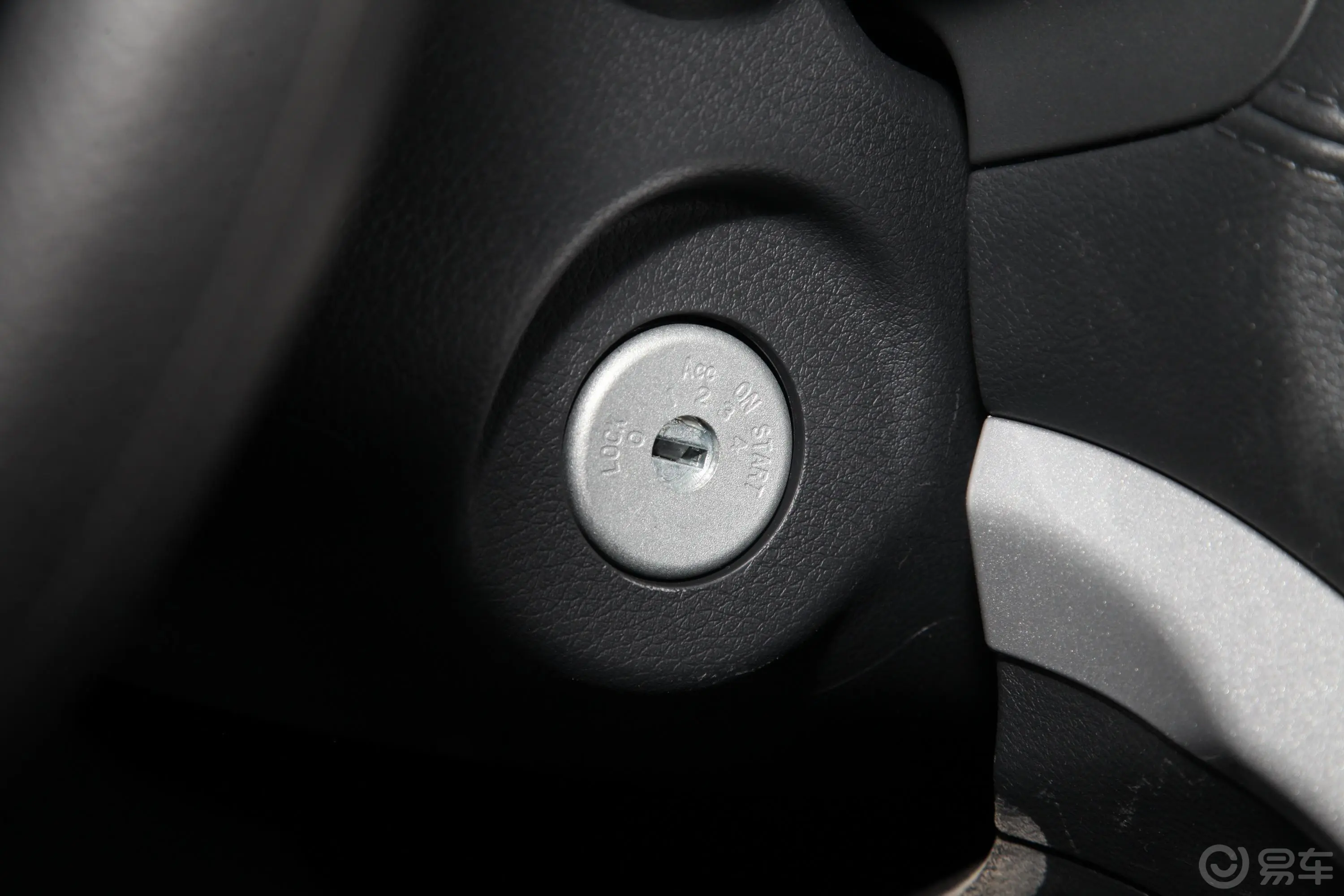 锐骐62.3T 手动两驱标准版 柴油钥匙孔或一键启动按键