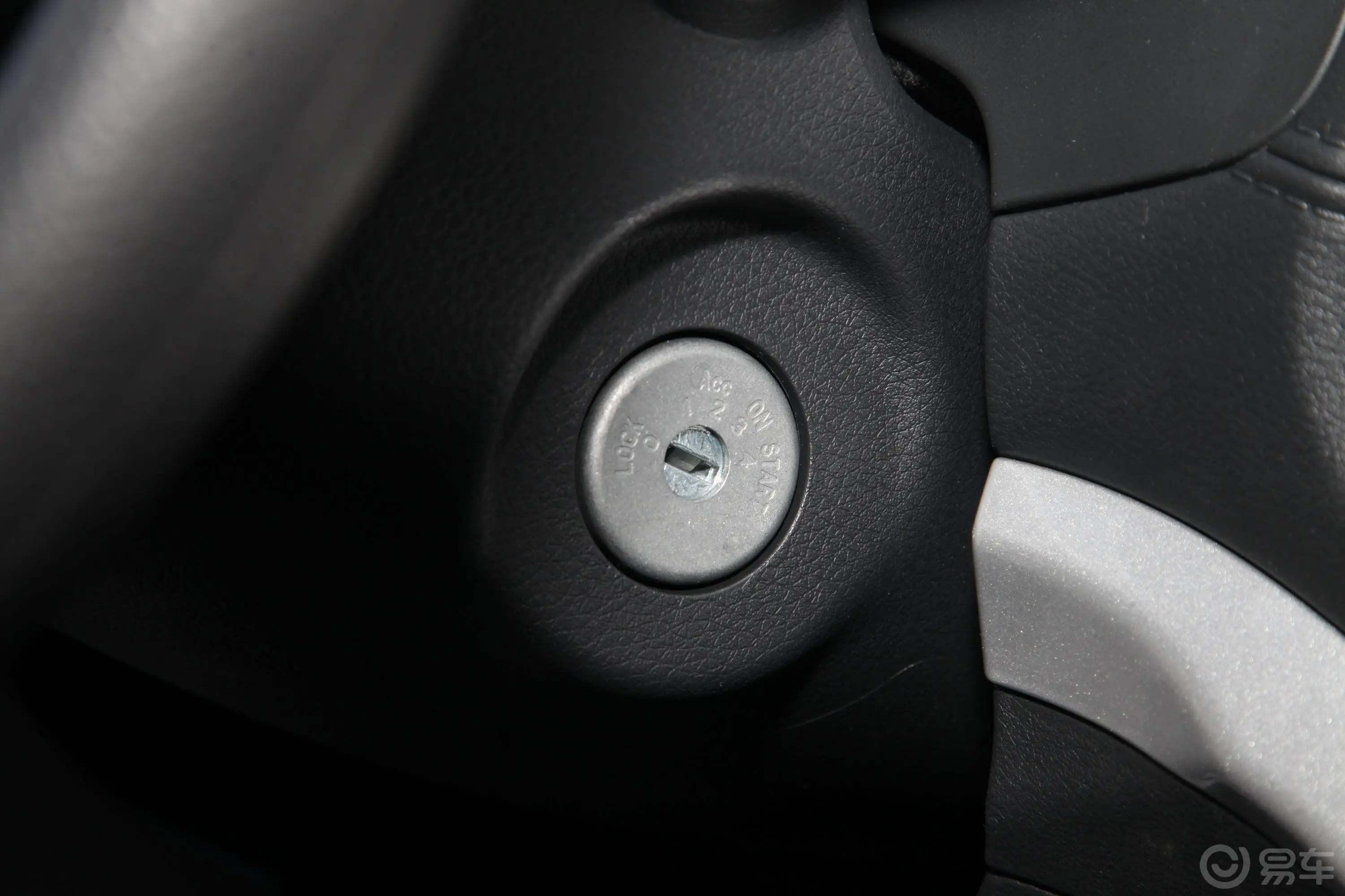 锐骐62.3T 手动两驱长货箱标准版 柴油钥匙孔或一键启动按键