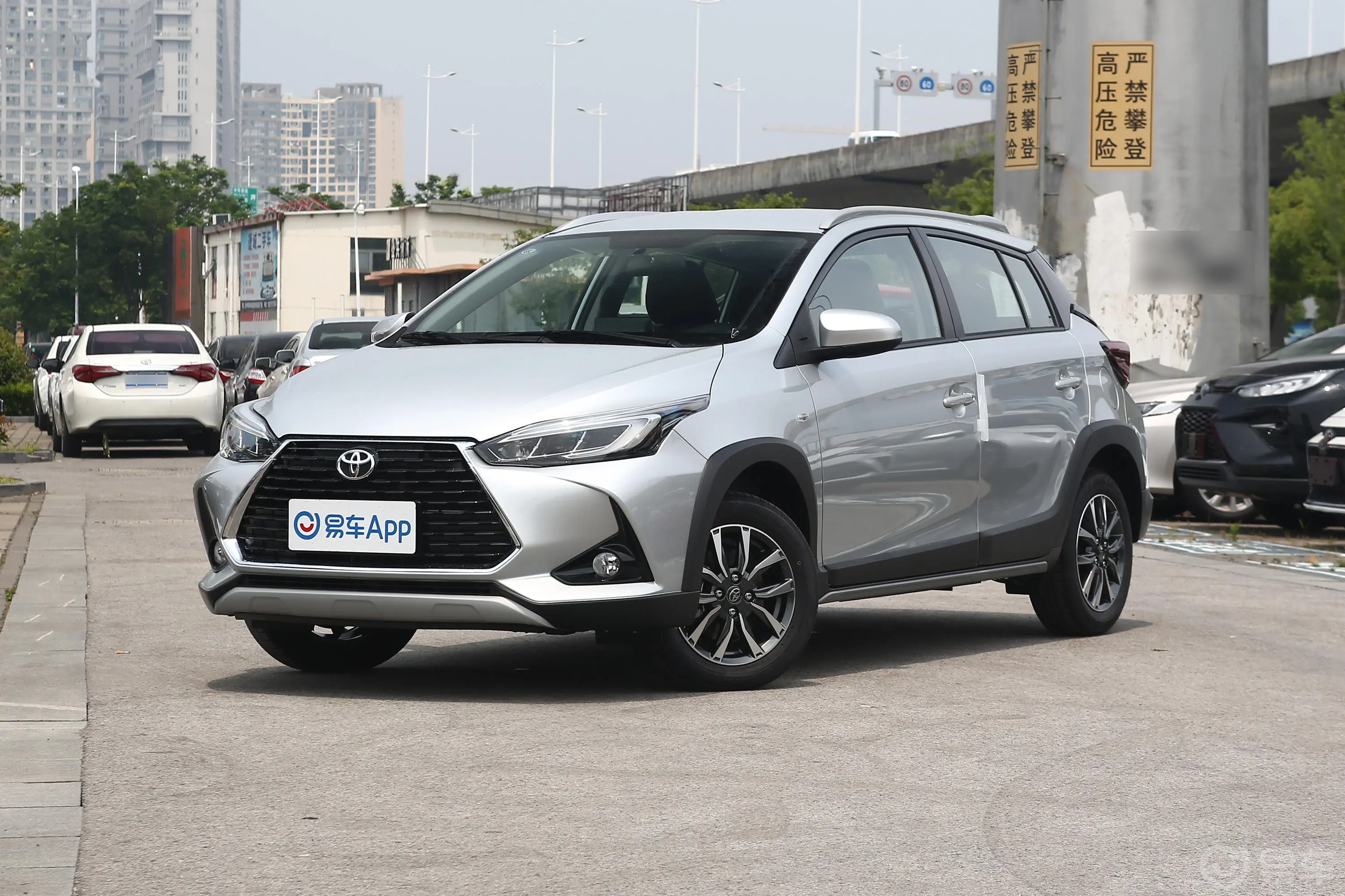 YARiS L 致炫致炫X 1.5L CVT 豪华版侧前45度车头向左水平