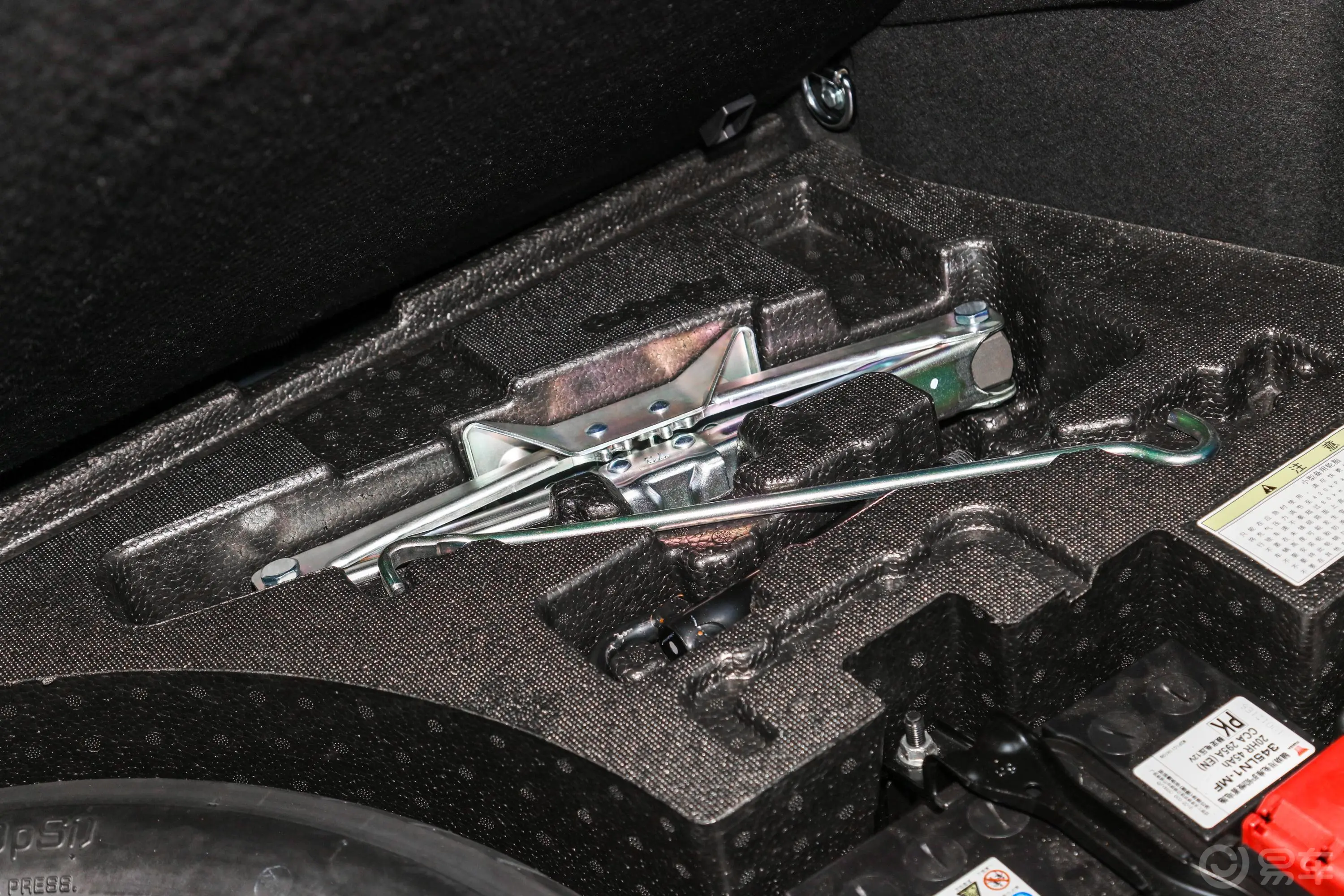 丰田C-HR双擎 2.0L 尊贵版随车工具