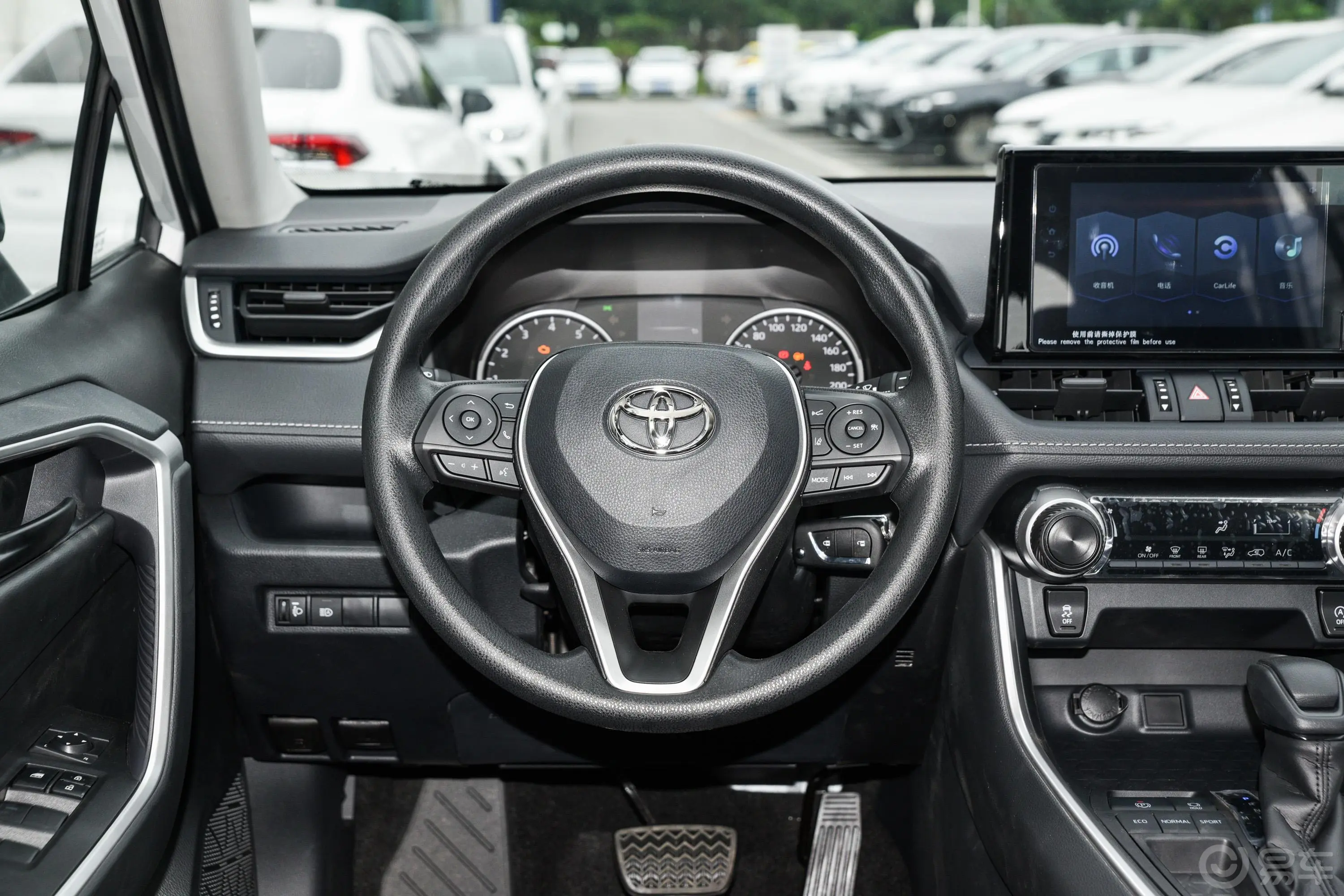 RAV4荣放2.0L CVT 两驱 都市版内饰