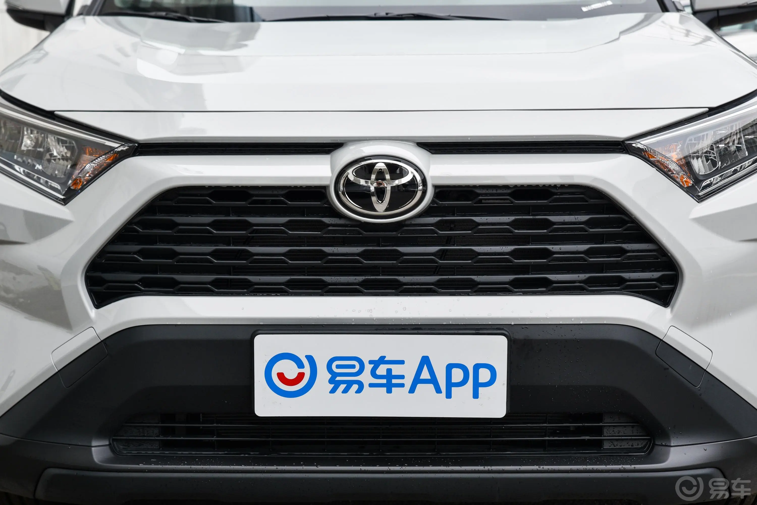 RAV4荣放2.0L CVT 两驱 都市版外观