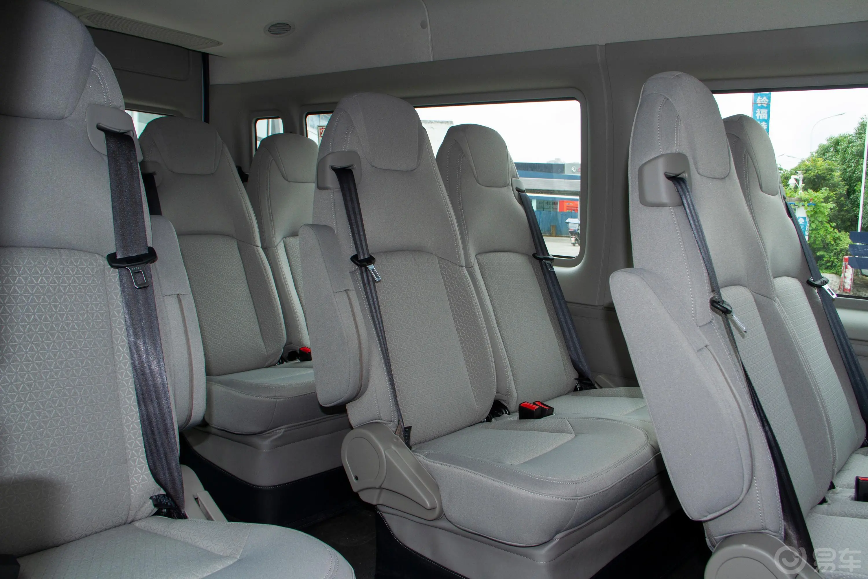 新世代全顺Pro 2.2T 手动 长轴中顶 普通型客车 15座 柴油 国VI第三排座椅