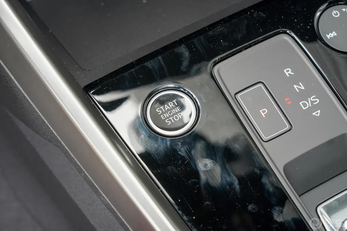 奥迪A3A3L Limousine 35 TFSI 进享人生版钥匙孔或一键启动按键
