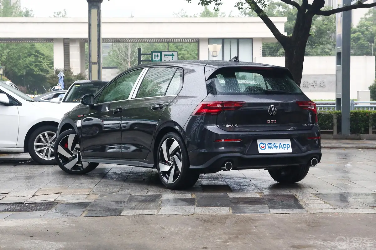 高尔夫380TSI 双离合 GTI侧后45度车头向左水平