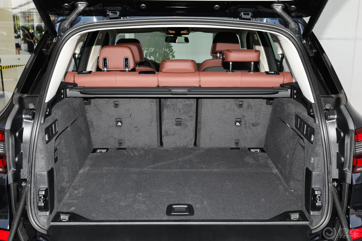 宝马X5(进口)改款 xDrive40i 尊享型 M运动套装后备厢空间特写