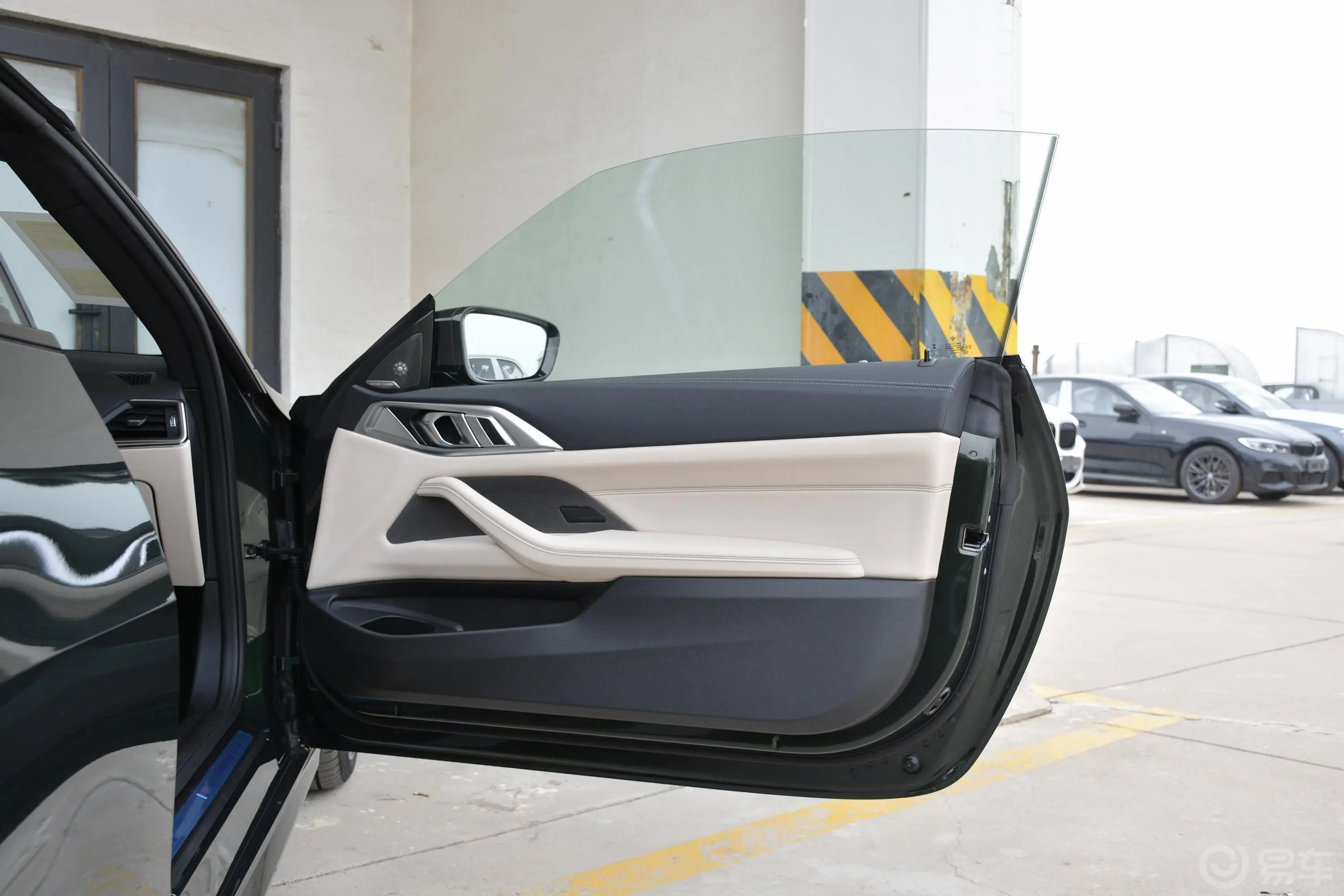 宝马4系改款 敞篷轿跑车 430i M运动曜夜套装副驾驶员车门