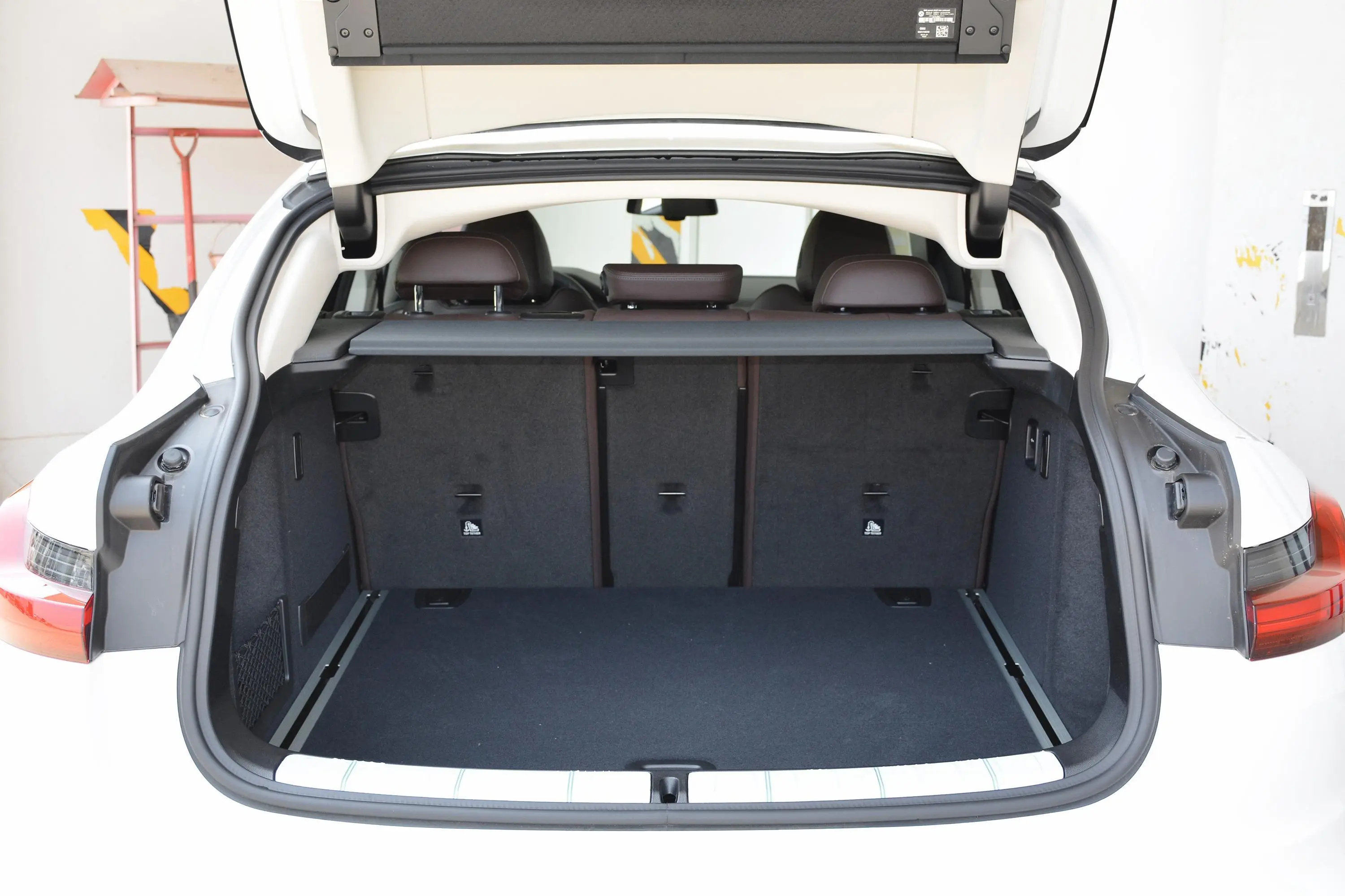 宝马X4改款 xDrive25i M运动套装后备厢空间特写
