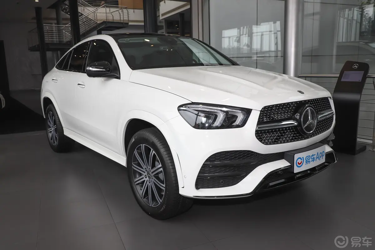 奔驰GLE轿跑GLE 350 4MATIC 轿跑SUV 豪华型侧前45度车头向右水平