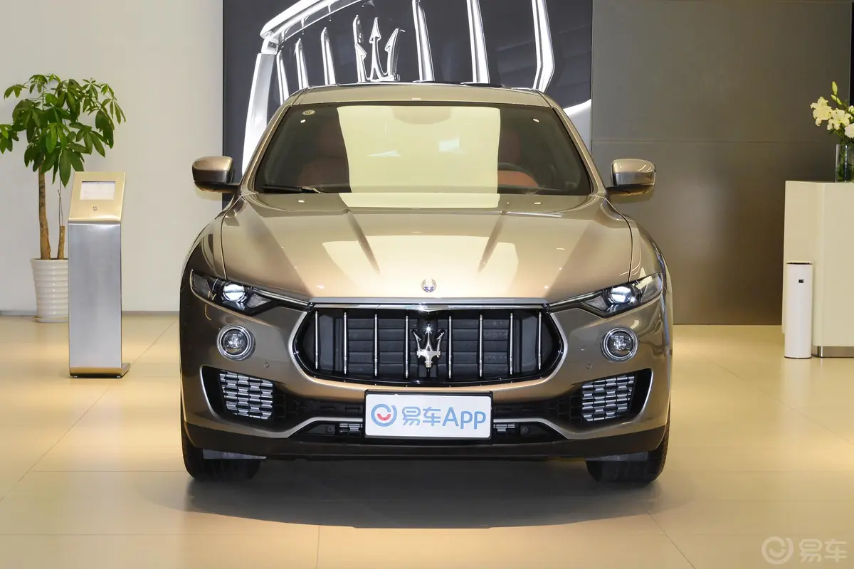 Levante3.0T 豪华版正前水平