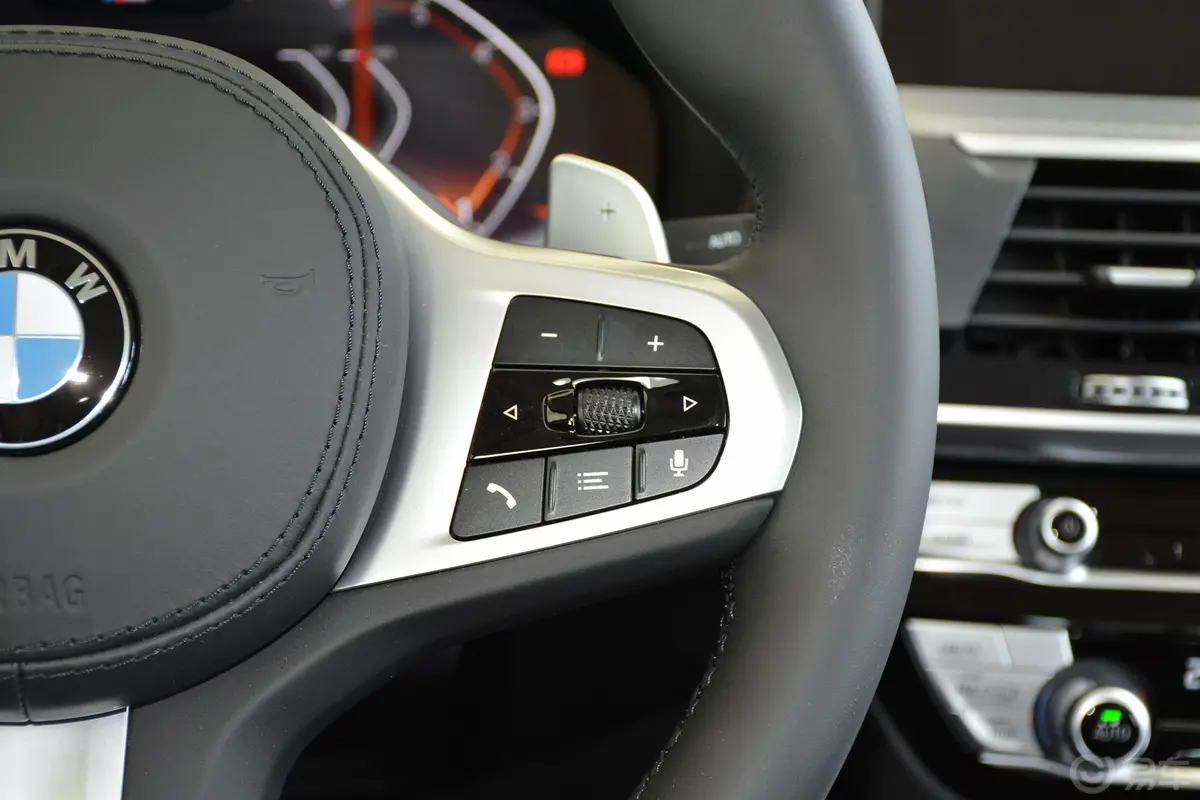 宝马X4改款 xDrive25i M运动套装右侧方向盘功能按键