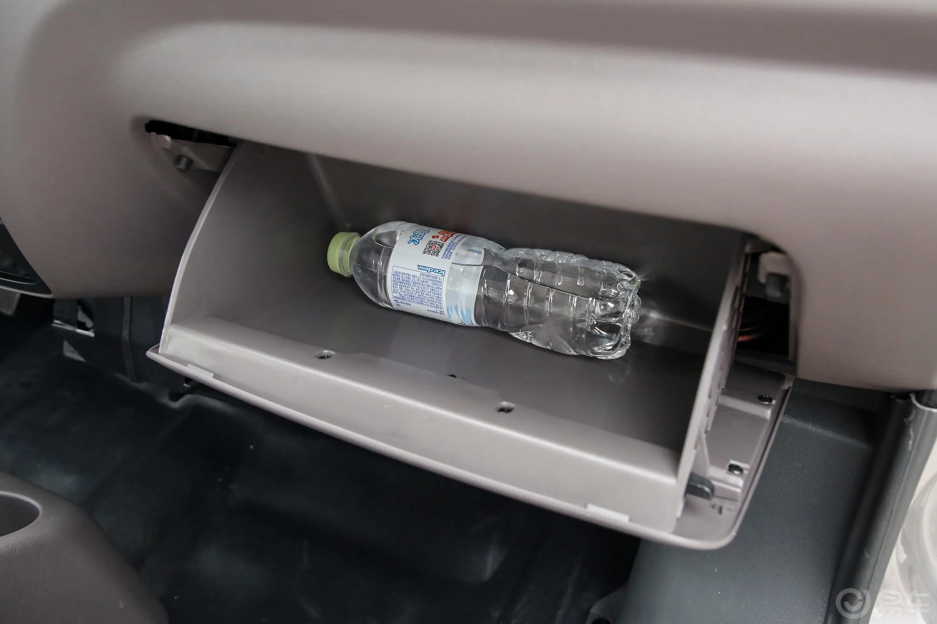 长安V3渝安1.2L 91马力 厢货 双排 畅享版 汽油 国Ⅵ手套箱空间水瓶横置