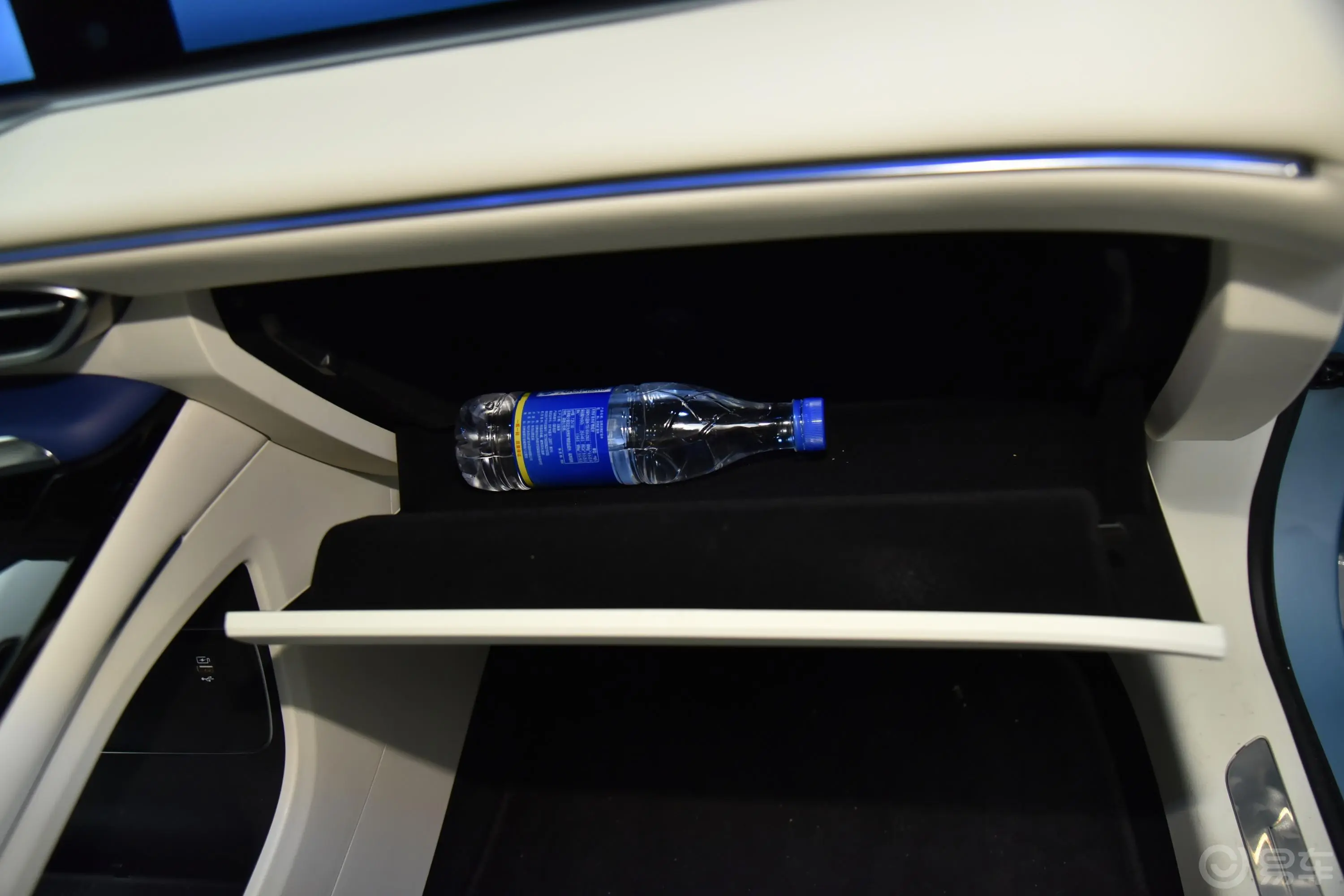岚图FREE四驱 增程首发纪念版+尊享包手套箱空间水瓶横置