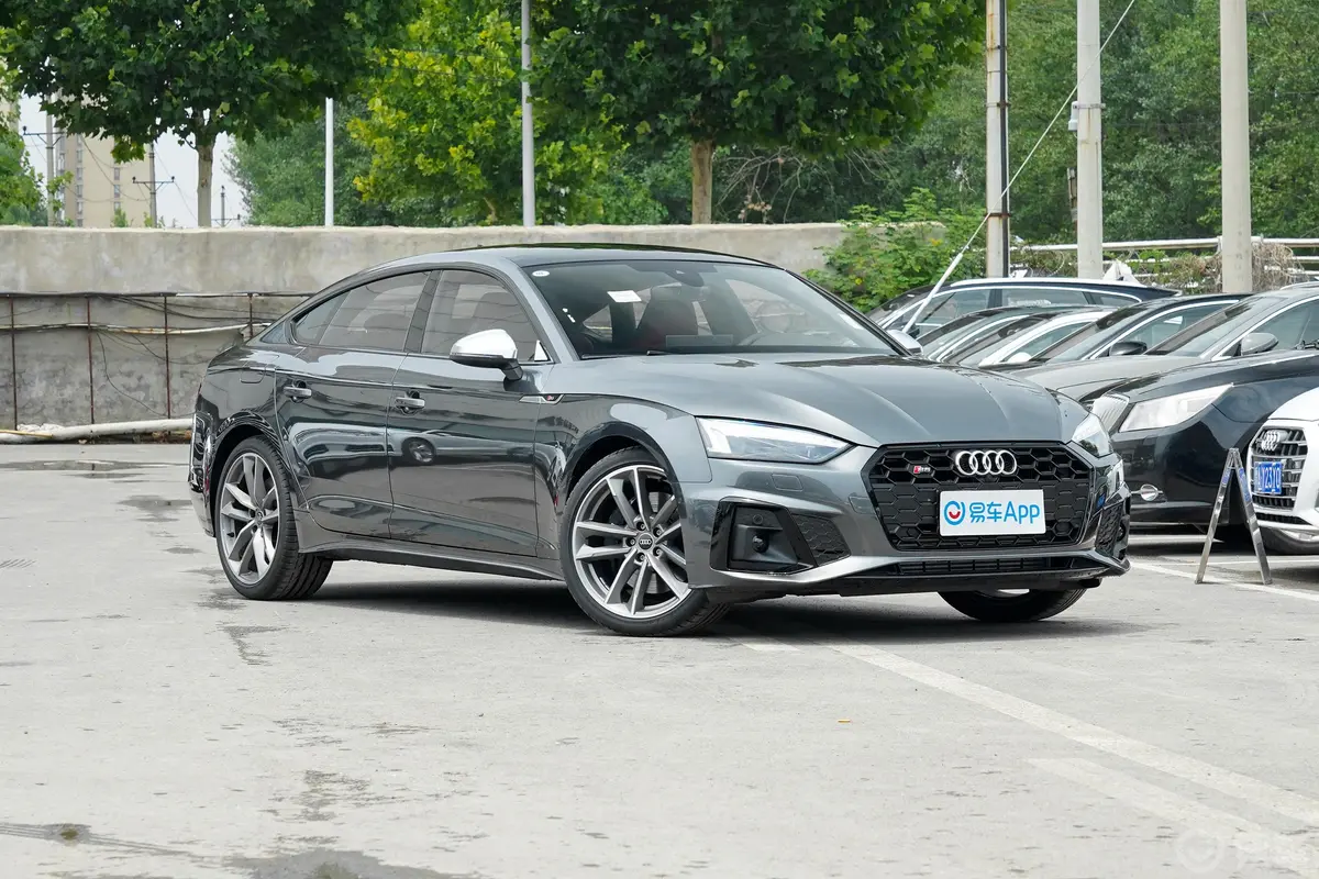 奥迪S53.0T Sportback侧前45度车头向右水平