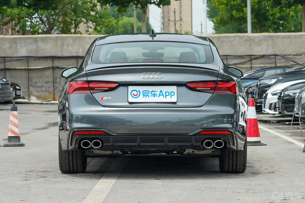 奥迪S53.0T Sportback正后水平