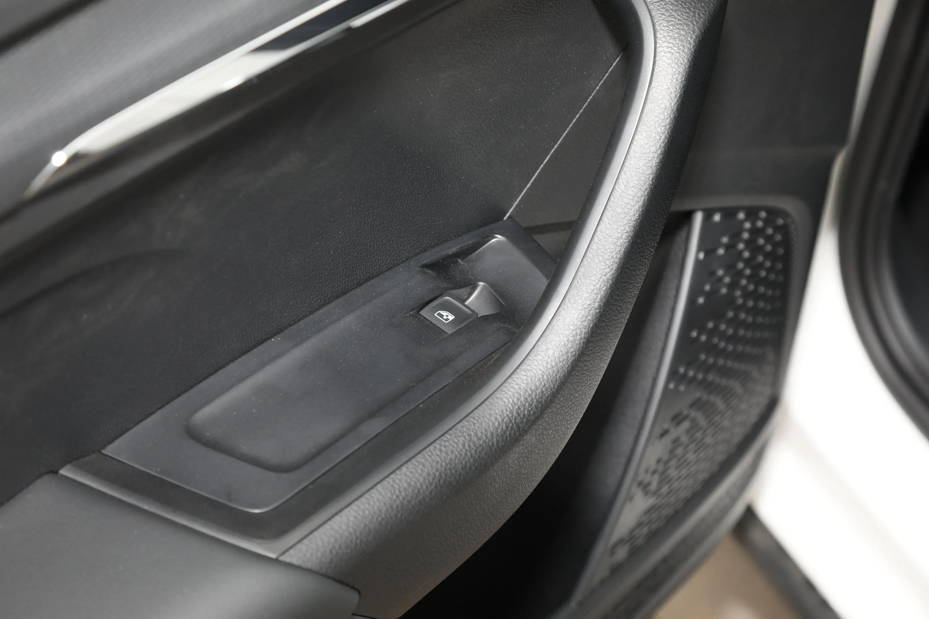 柯米克1.5L 自动舒适版后车窗调节