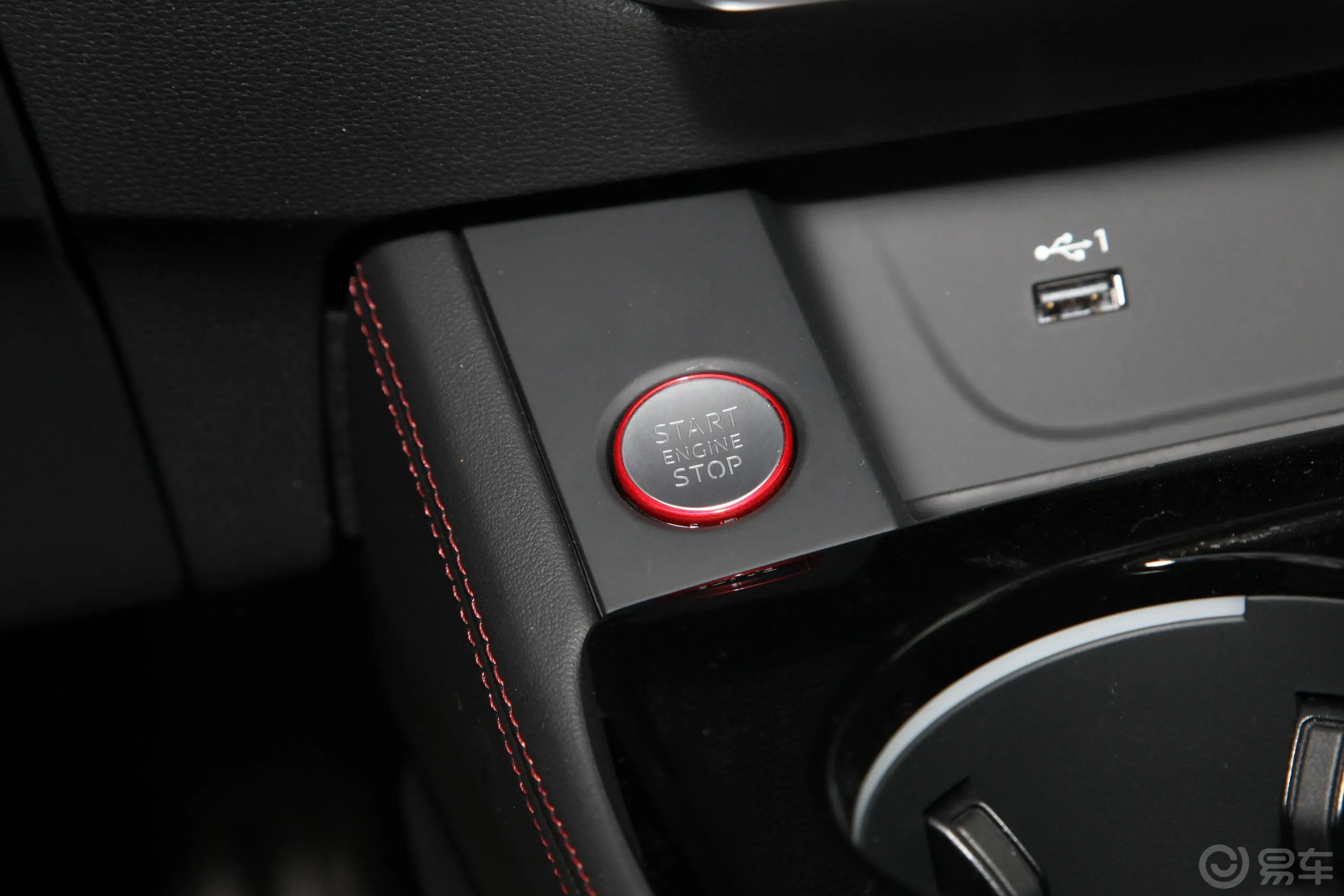 奥迪S53.0T Coupe钥匙孔或一键启动按键