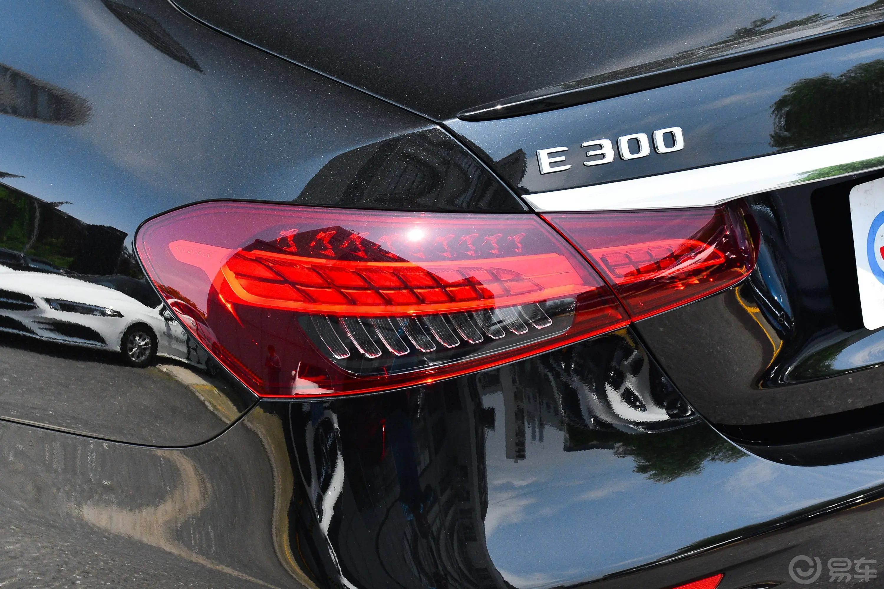奔驰E级(进口)改款 E 300 运动版尾灯侧45度俯拍