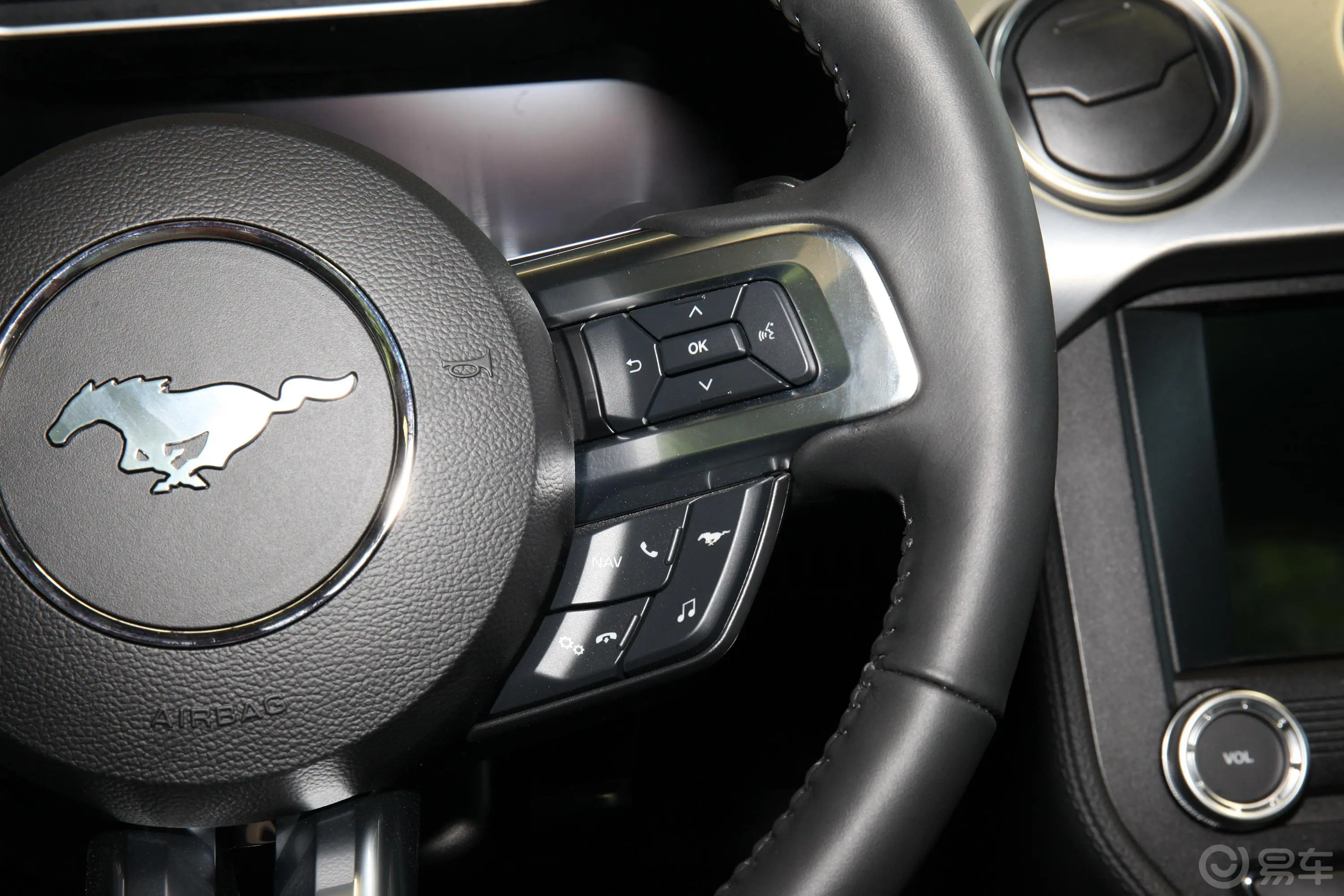 Mustang2.3T 掠光复刻限量版右侧方向盘功能按键