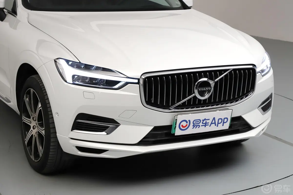 沃尔沃XC60新能源T8 智雅豪华版前格栅侧俯拍