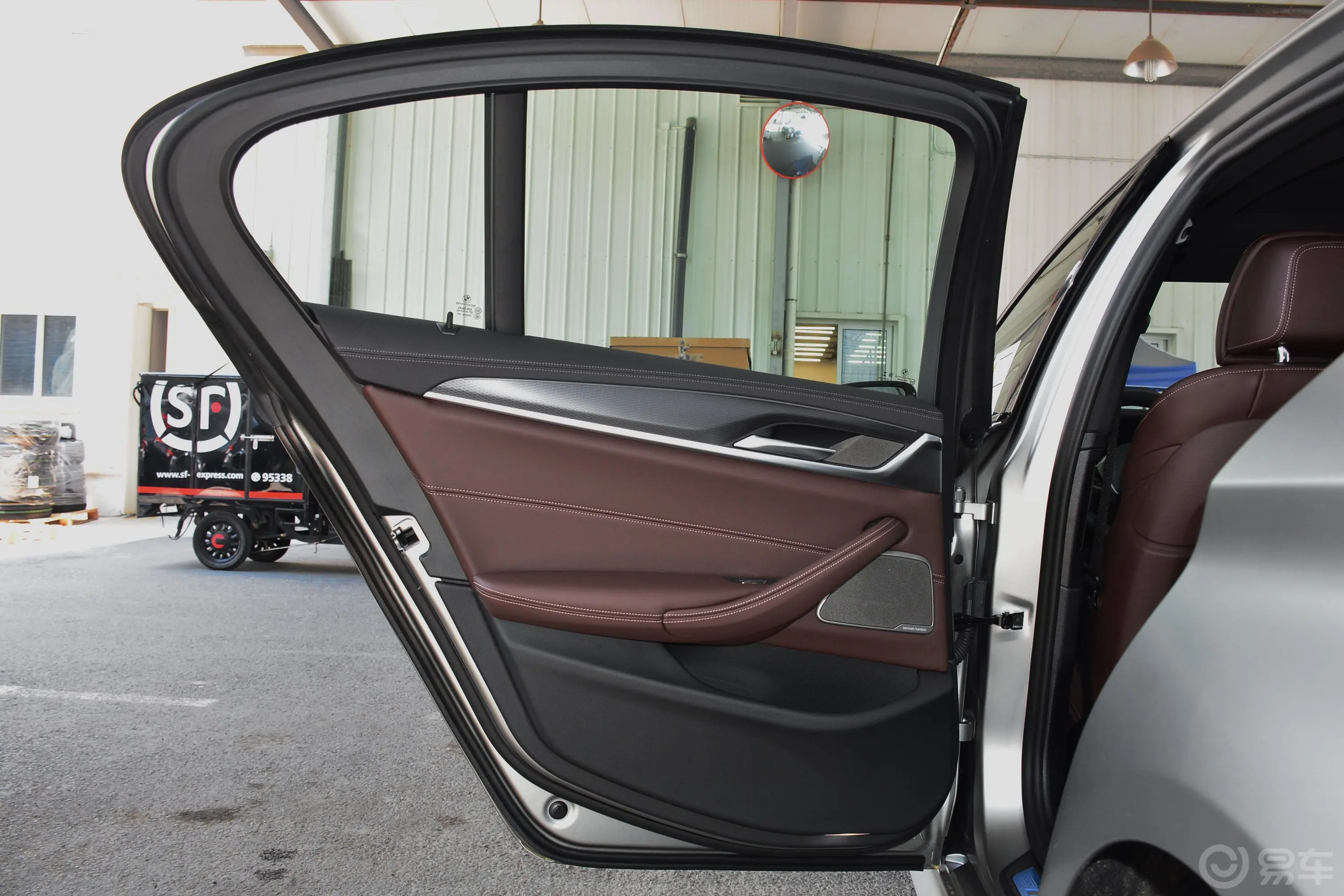 宝马5系(进口)改款 540i 风尚版 M运动套装驾驶员侧后车门