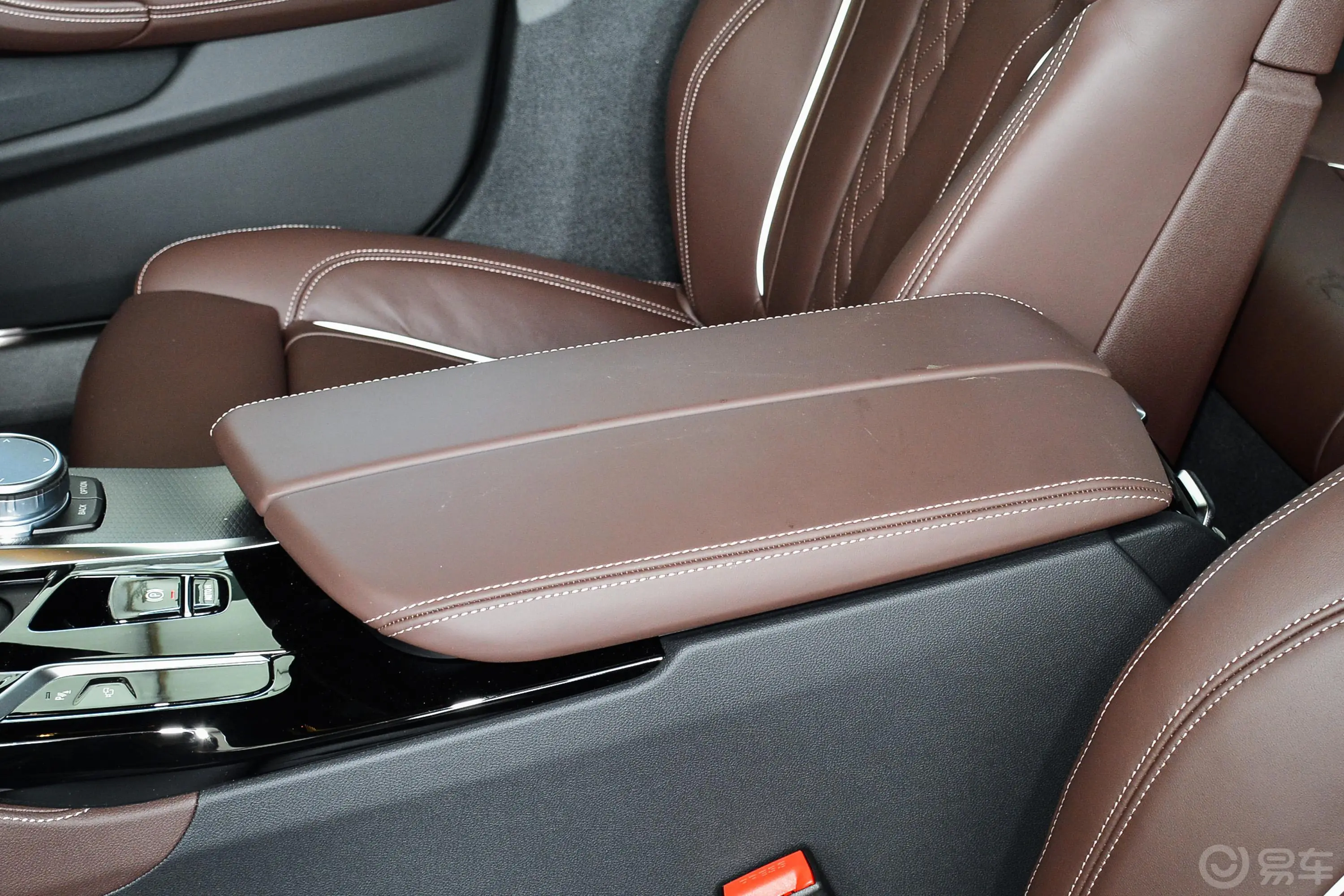 宝马5系(进口)改款 540i 风尚版 M运动套装前排中央扶手